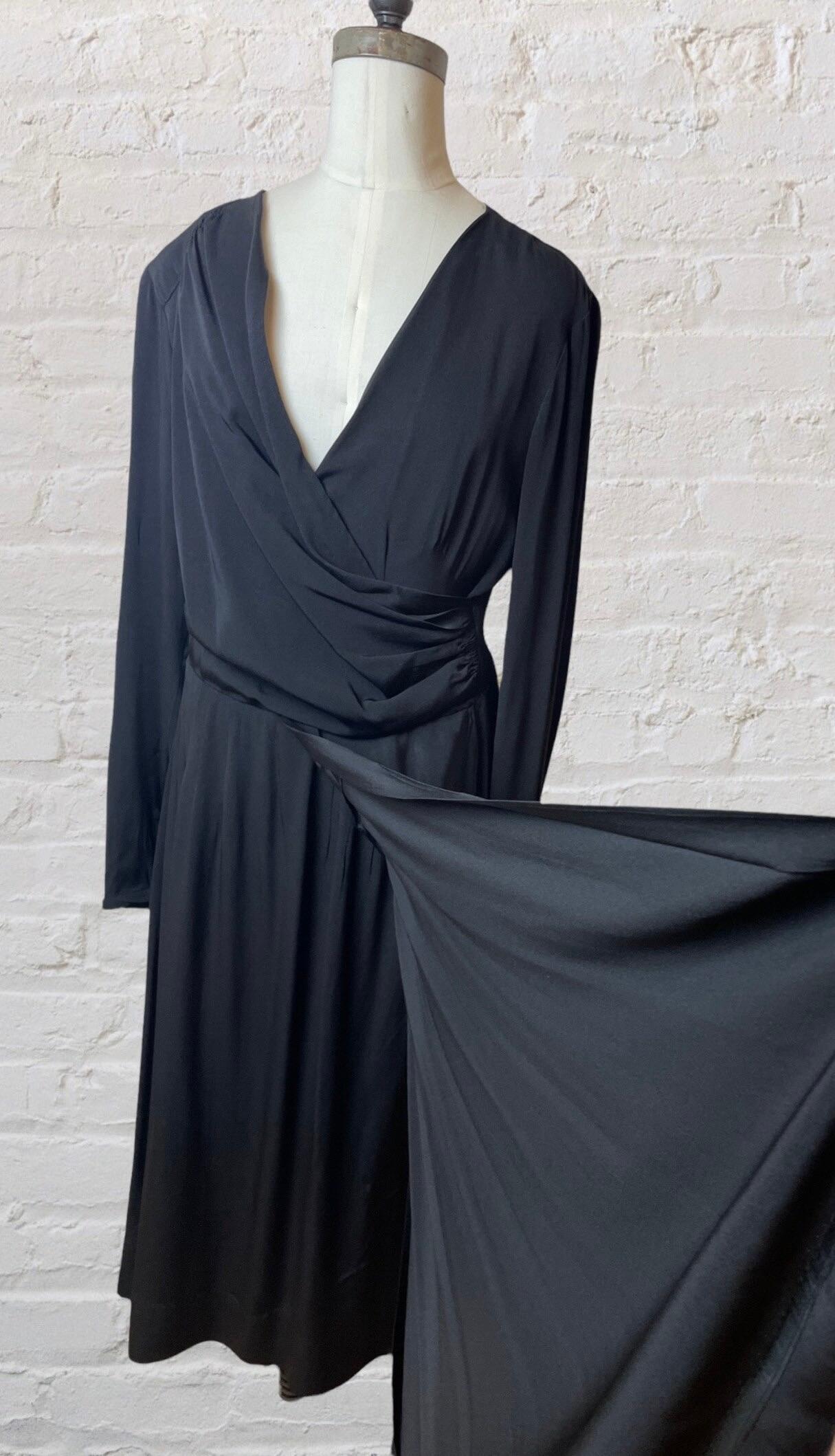 1940er Jahre schwarzes Femme Fatale drapiertes Kleid im Angebot 4