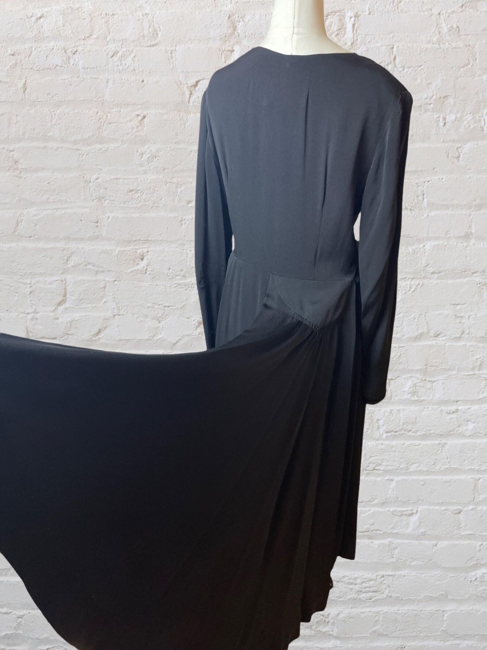 1940er Jahre schwarzes Femme Fatale drapiertes Kleid im Angebot 5