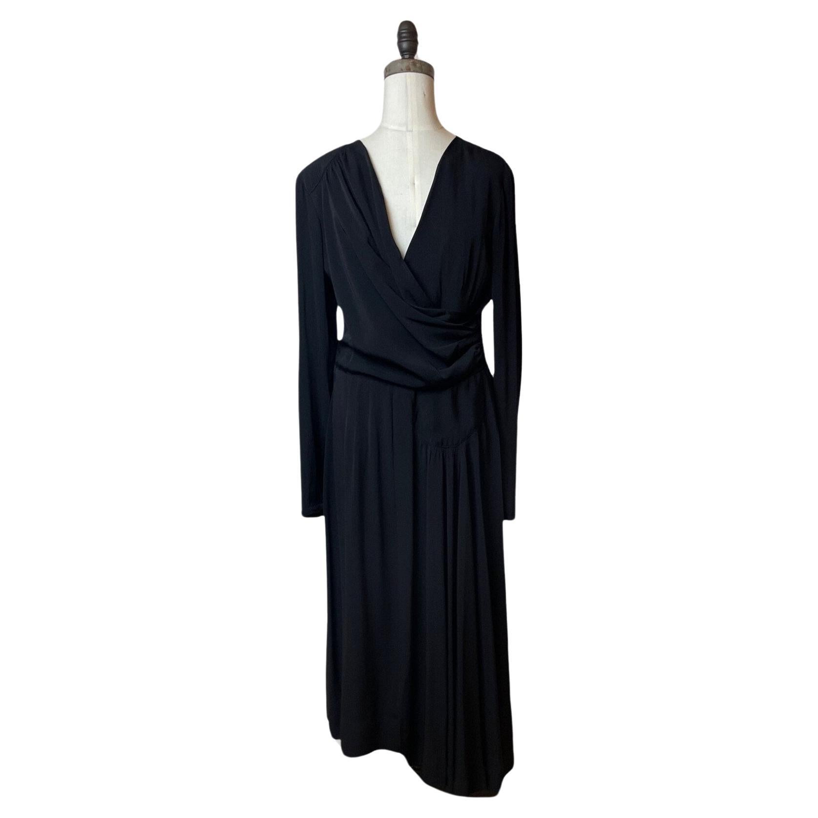 1940er Jahre schwarzes Femme Fatale drapiertes Kleid im Angebot
