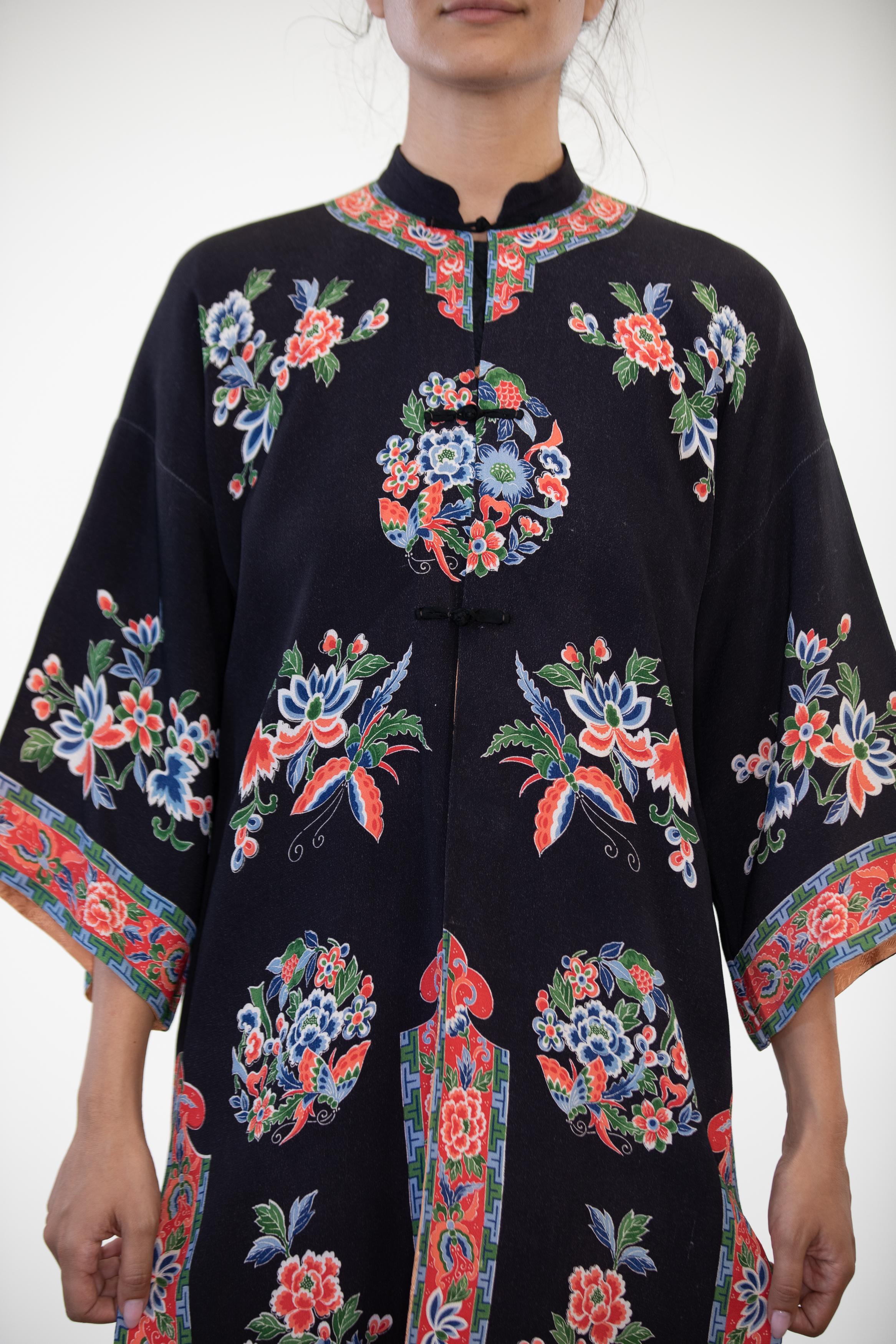 1940S Black Floral Print Silk Long Chinese Jacket For Sale 2