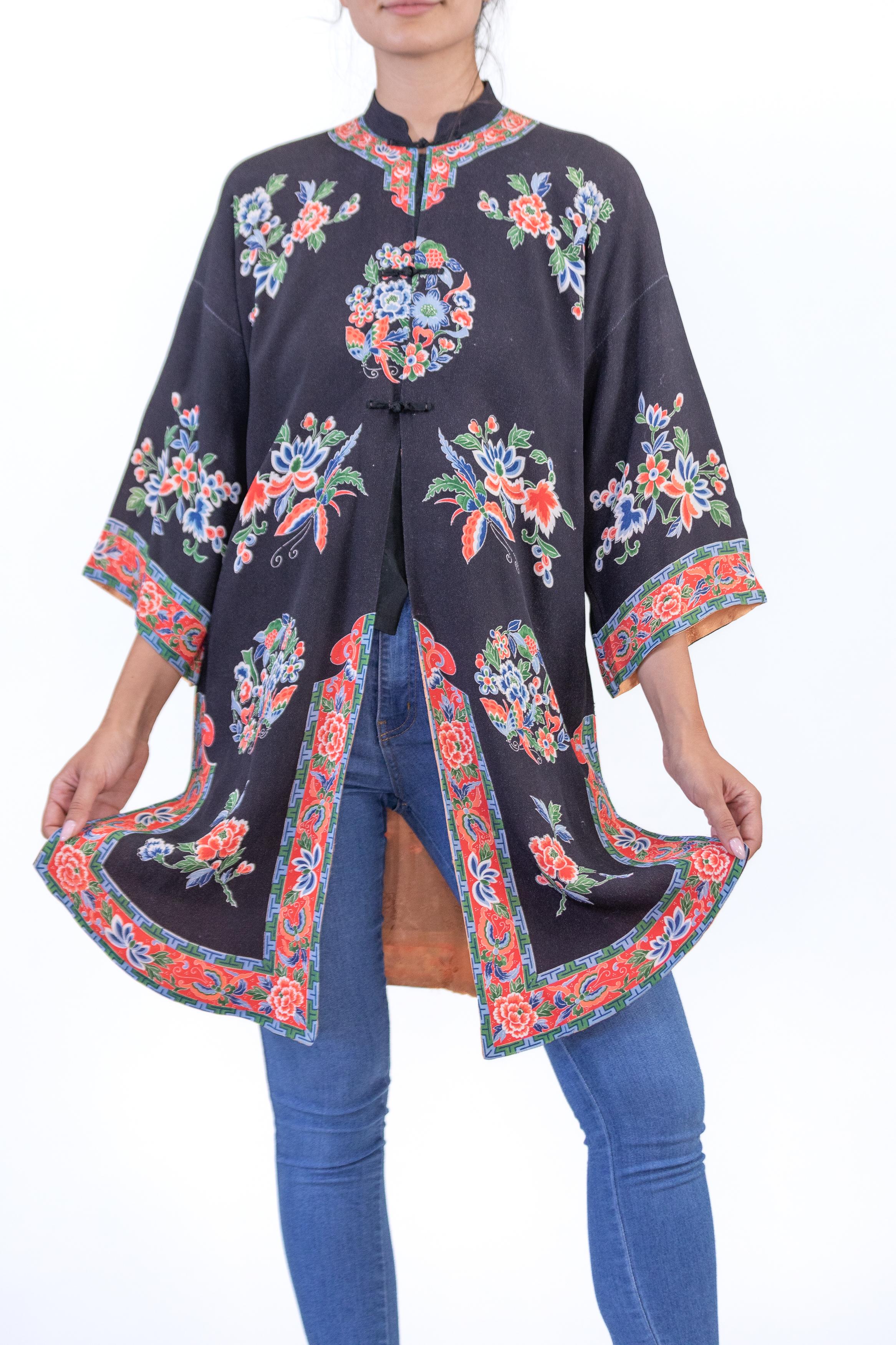 1940S Black Floral Print Silk Long Chinese Jacket For Sale 3