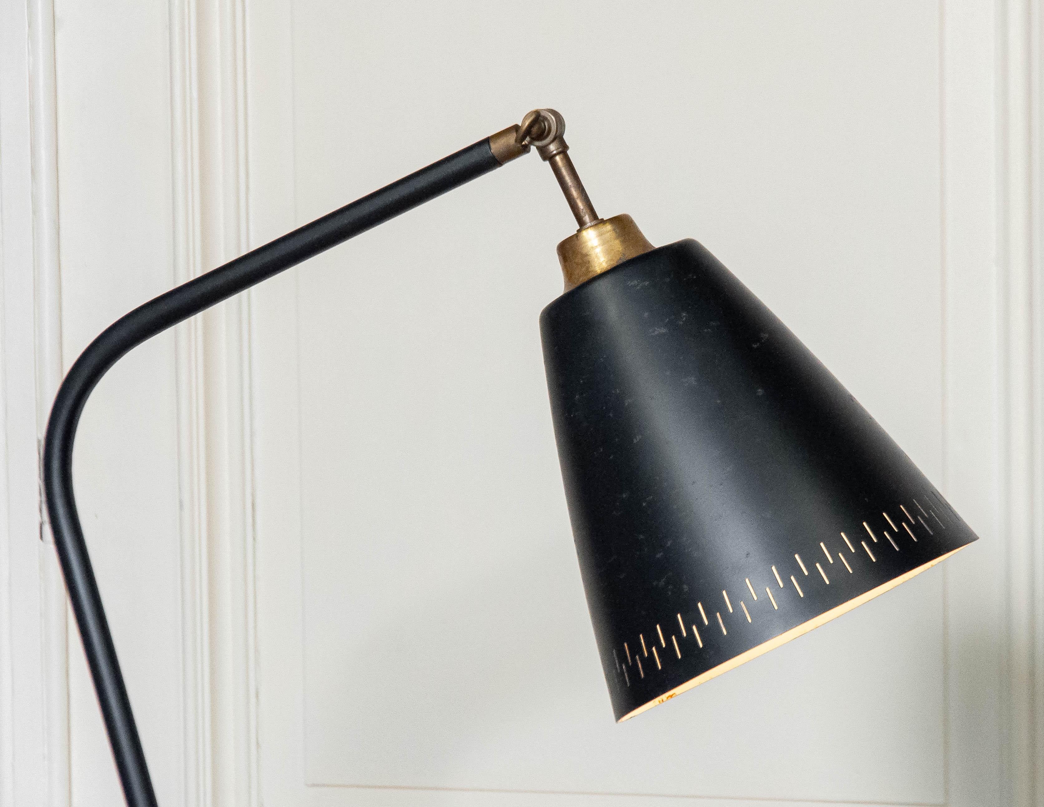 Una straordinaria lampada da terra XL Black Grasshopper degli anni '40, caratterizzata da un'elegante e minimalista struttura in metallo nero. La lampada ha un'altezza extra di 170 cm, che le conferisce una presenza imponente in qualsiasi
