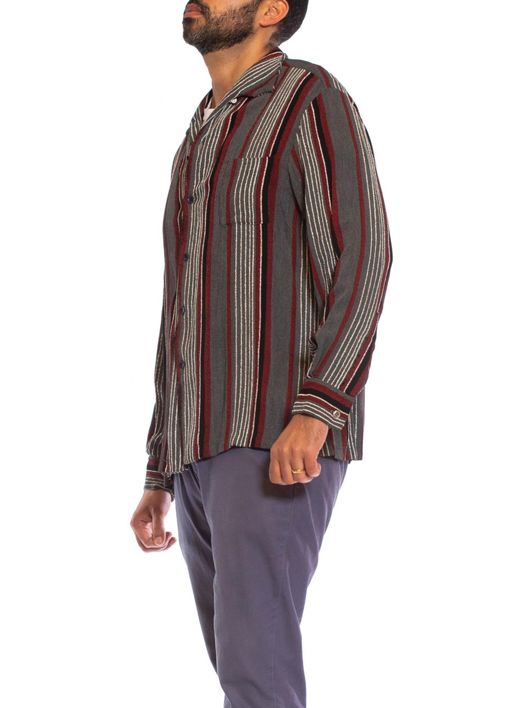 Camicia da uomo in misto rayon nero e grigio degli anni '40 con strisce bianche e rosse strutturate In condizioni buone in vendita a New York, NY