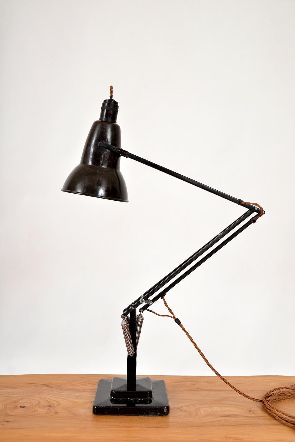 Designed by George Carwardine in 1935 as a task lamp with flexibility and stability in mind, this early two-step 1227 Anglepoise desk lamp made by Herbert Terry & Sons, England, is fitted with its original and very rare rolled rim Bakelite shade and