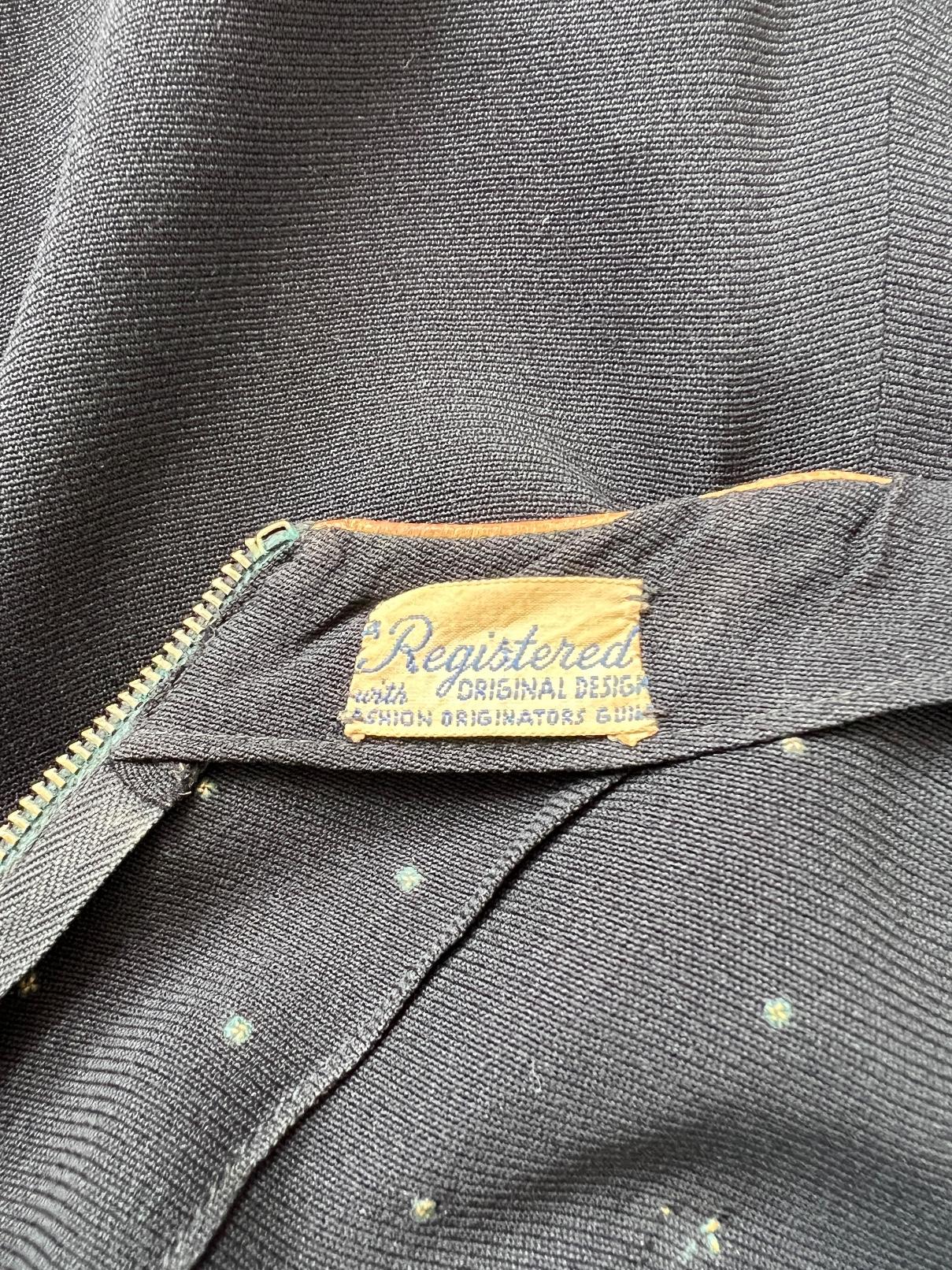 De las mujeres Vestido de punto negro de los años 40 con tachuelas de paraguas de fantasía en venta