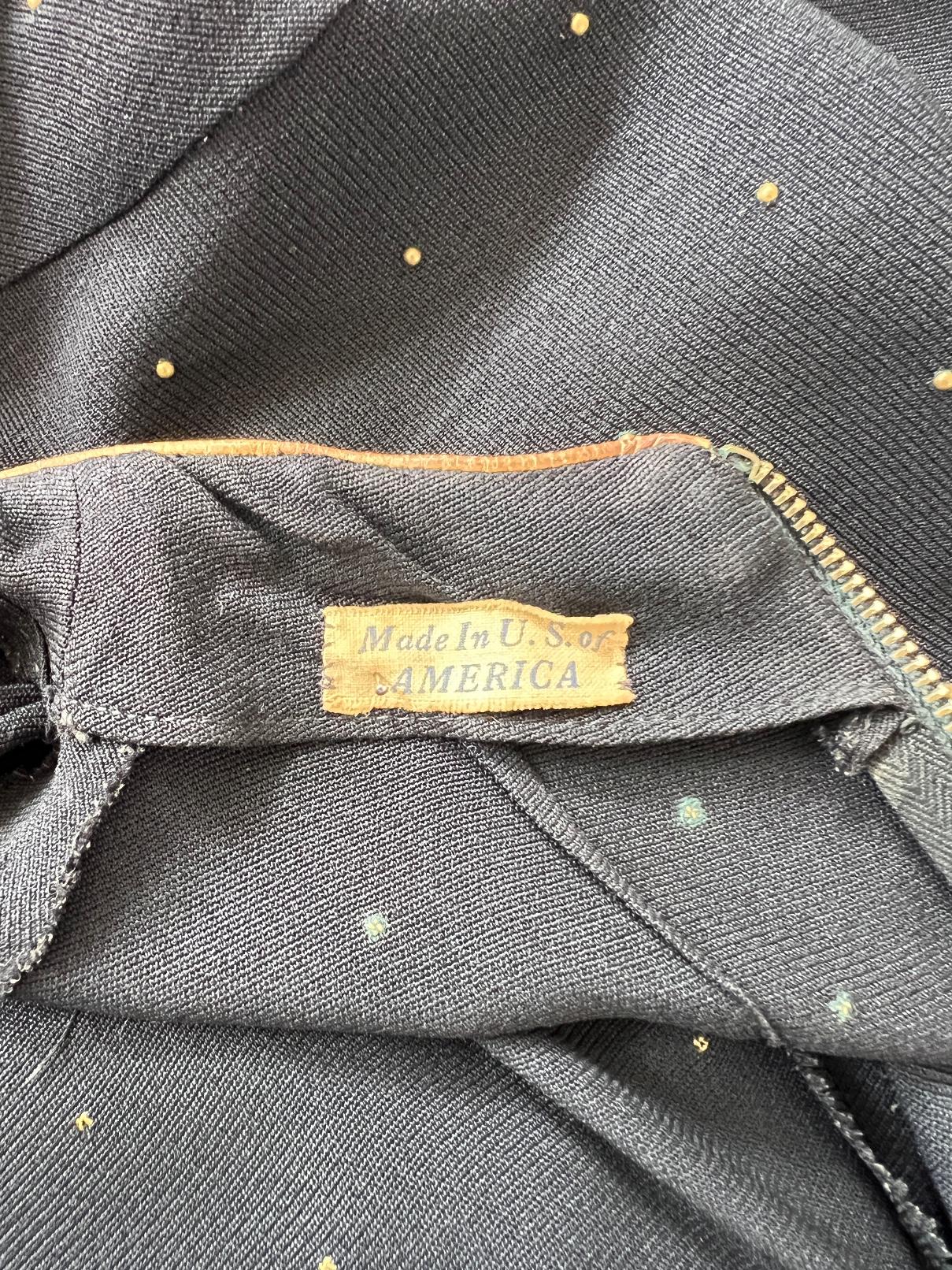 Vestido de punto negro de los años 40 con tachuelas de paraguas de fantasía en venta 1