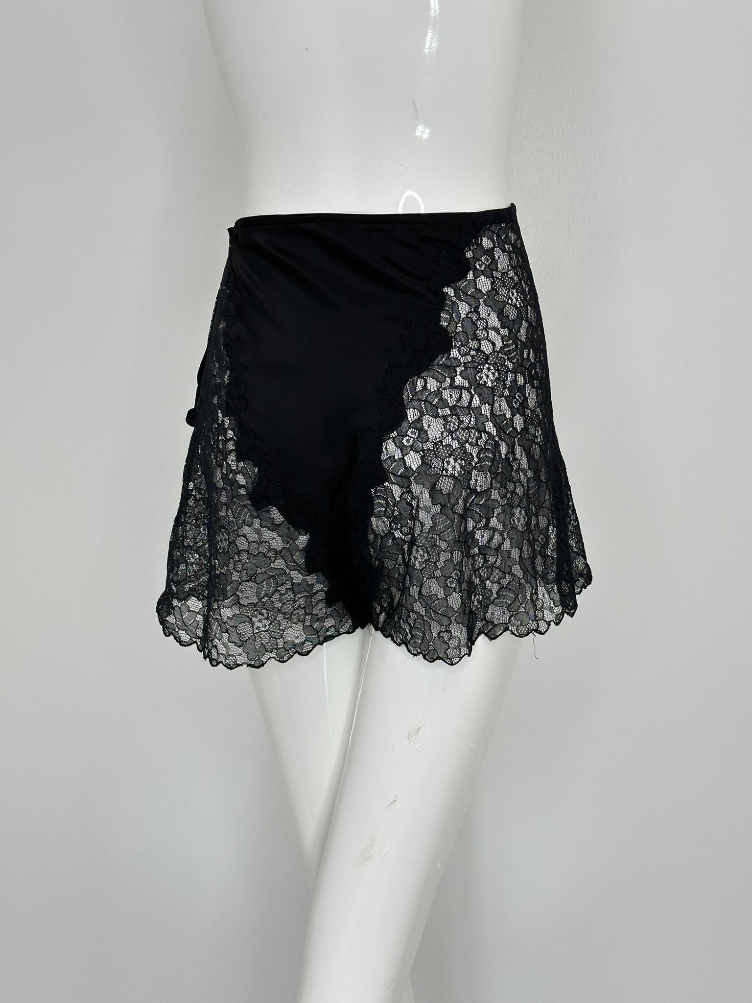1940er Schwarze Spitze & Satin Seitenknopf bestickte Elaine Tap Pants im Angebot 6