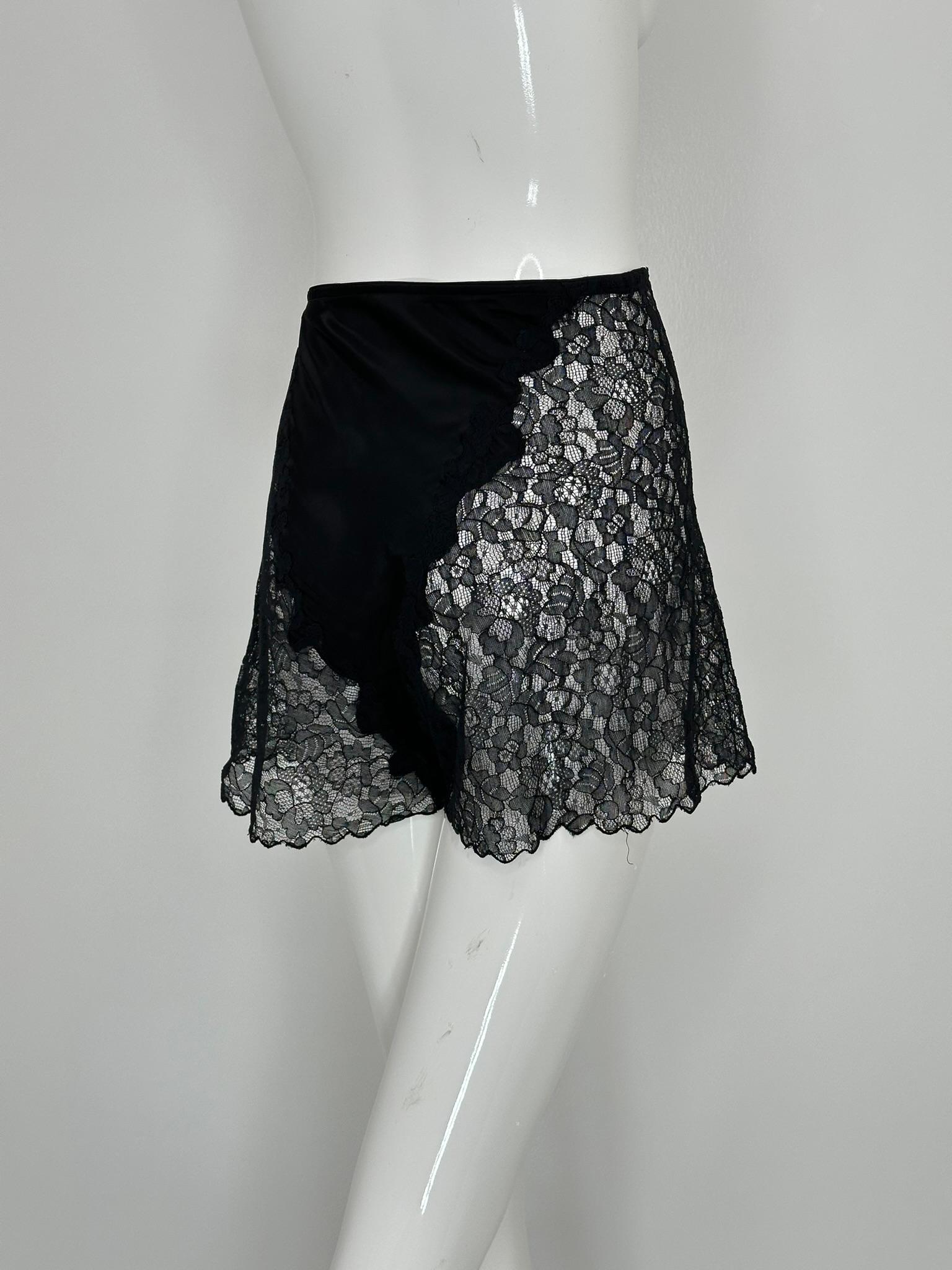 1940er Schwarze Spitze & Satin Seitenknopf bestickte Elaine Tap Pants im Angebot 7