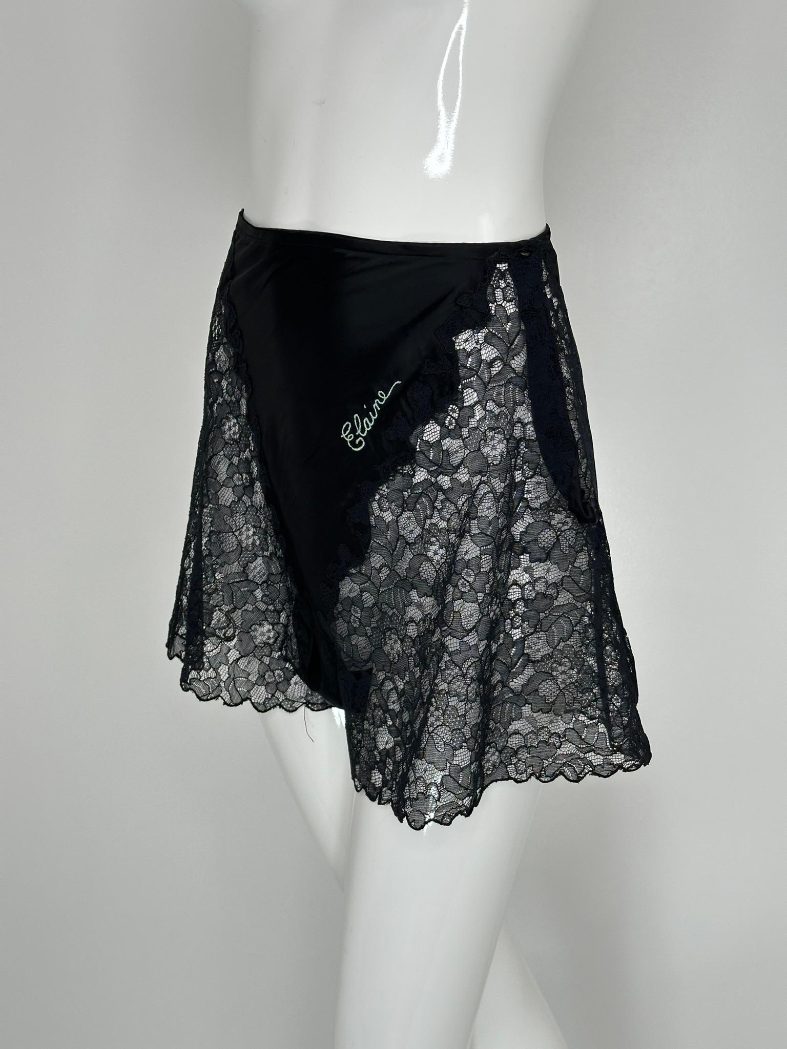 1940er Jahre schwarze Spitze & Satin Seite Knopf bestickt für, Elaine, Stepphose. Die schöne schwarze Spitzenhose sitzt hoch in der Taille und wird seitlich mit einer schwarzen Satinleiste und winzigen Perlenknöpfen geschlossen. Sie ist an der Hüfte