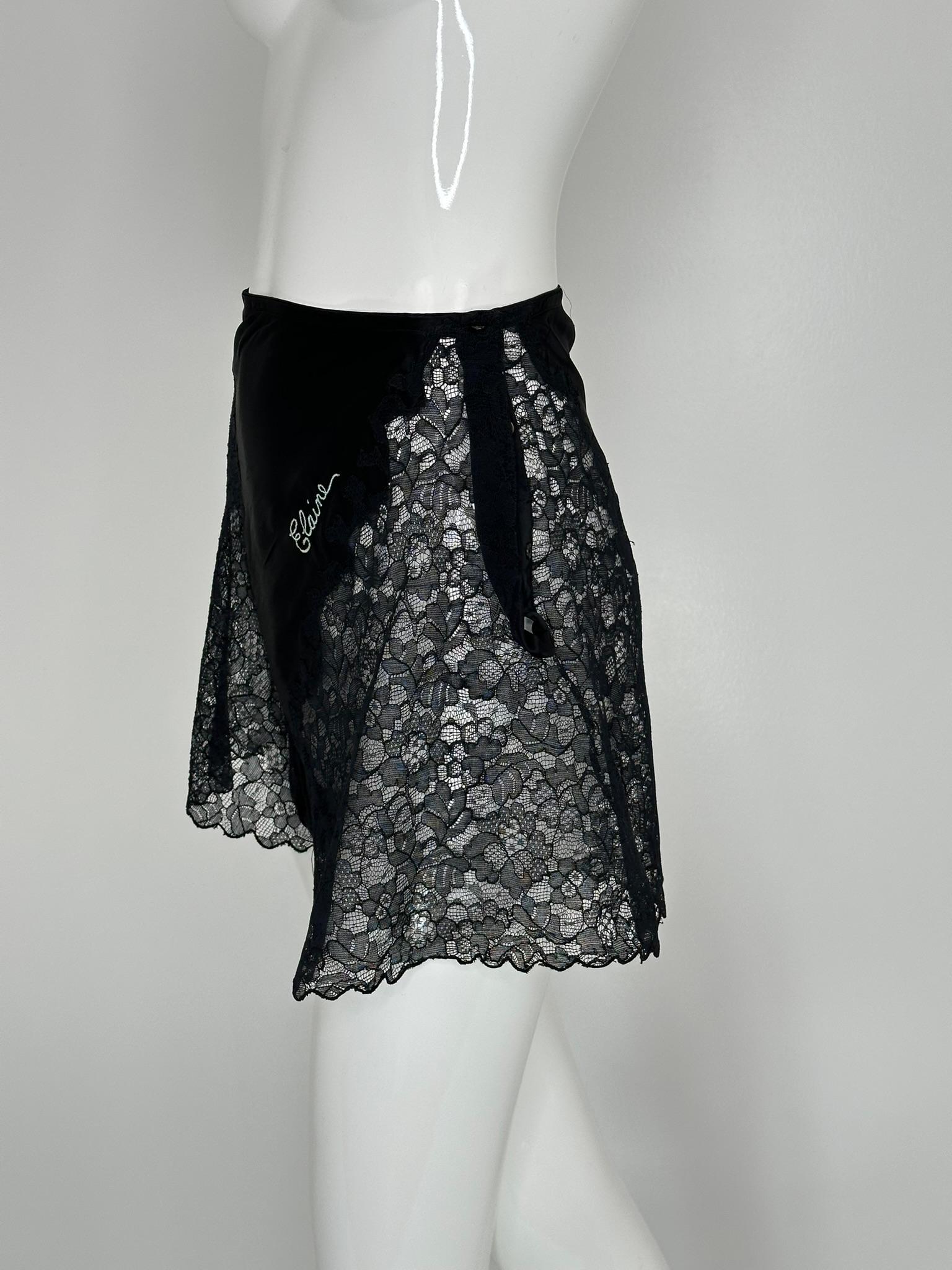 1940er Schwarze Spitze & Satin Seitenknopf bestickte Elaine Tap Pants im Zustand „Gut“ im Angebot in West Palm Beach, FL