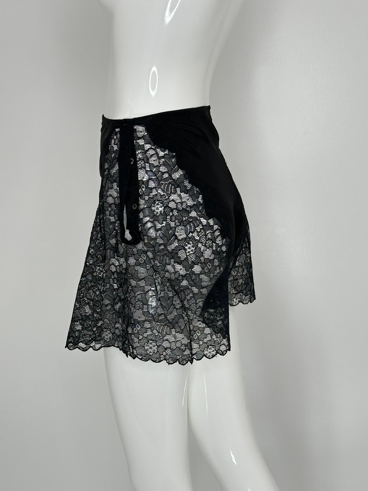 1940er Schwarze Spitze & Satin Seitenknopf bestickte Elaine Tap Pants im Angebot 1
