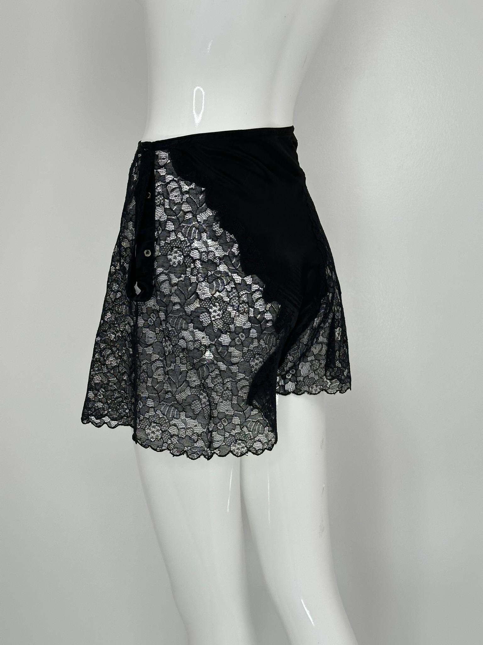 1940er Schwarze Spitze & Satin Seitenknopf bestickte Elaine Tap Pants im Angebot 2