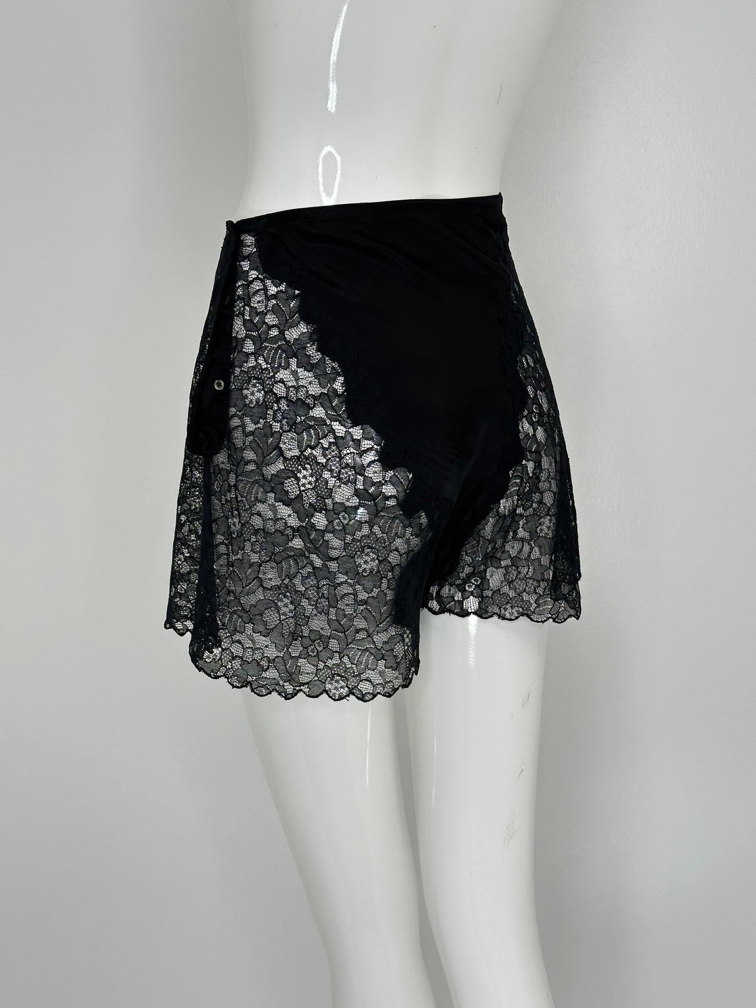 1940er Schwarze Spitze & Satin Seitenknopf bestickte Elaine Tap Pants im Angebot 3