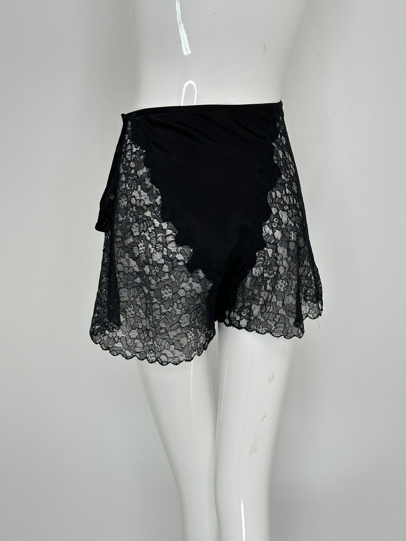 1940er Schwarze Spitze & Satin Seitenknopf bestickte Elaine Tap Pants im Angebot 4