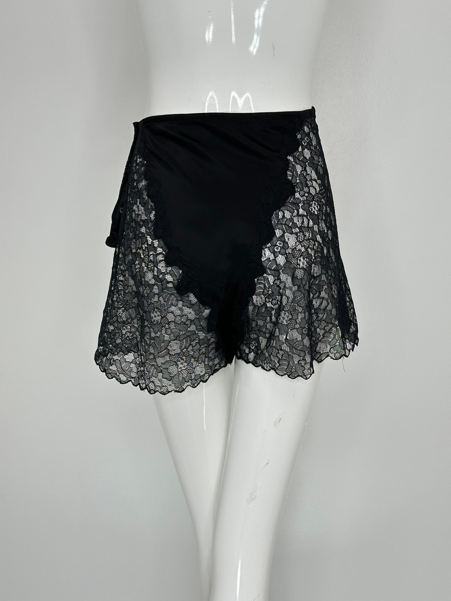 1940er Schwarze Spitze & Satin Seitenknopf bestickte Elaine Tap Pants im Angebot 5