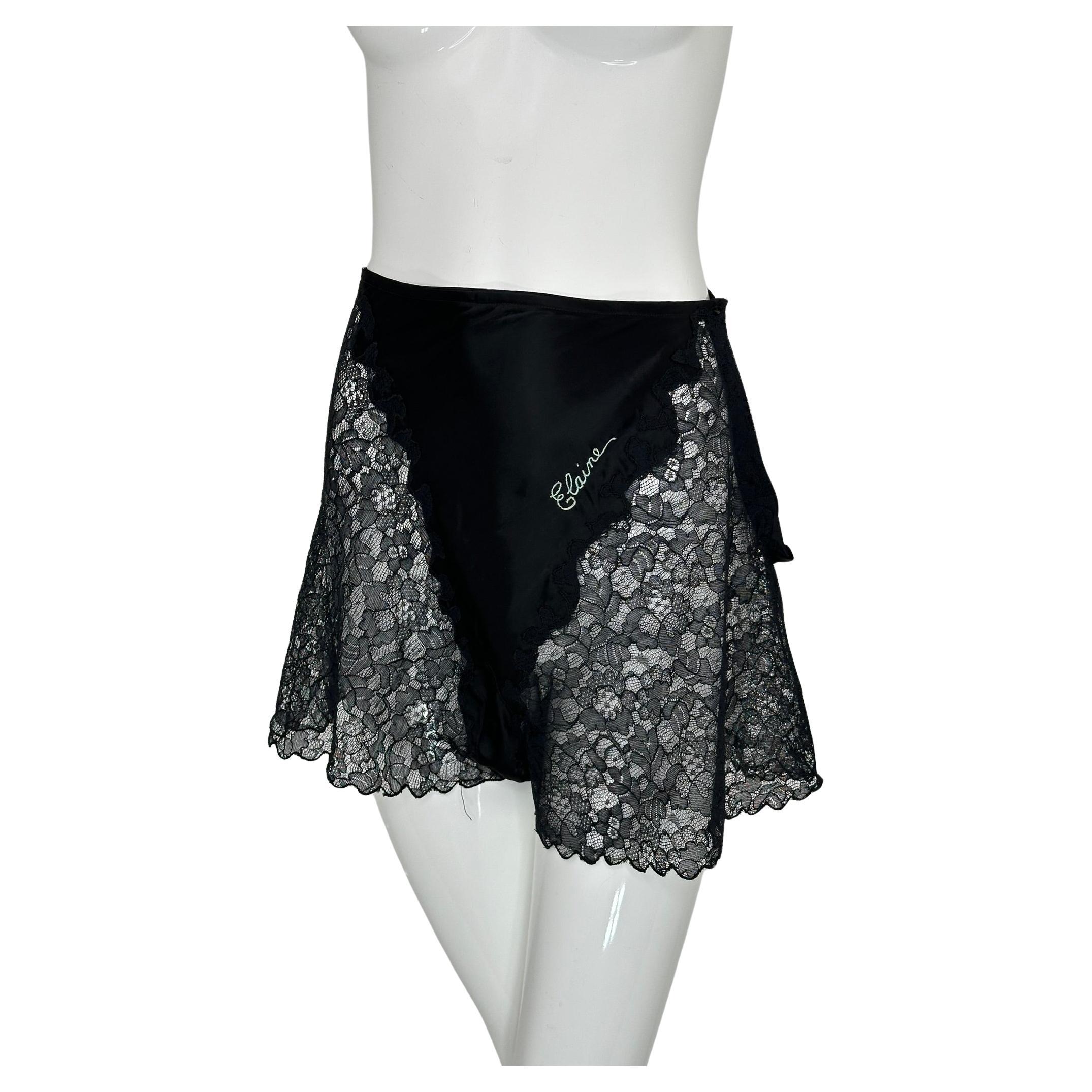1940er Schwarze Spitze & Satin Seitenknopf bestickte Elaine Tap Pants im Angebot