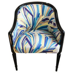 fauteuil laqué noir des années 1940 avec tissu Emilio Pucci vintage des années 1970