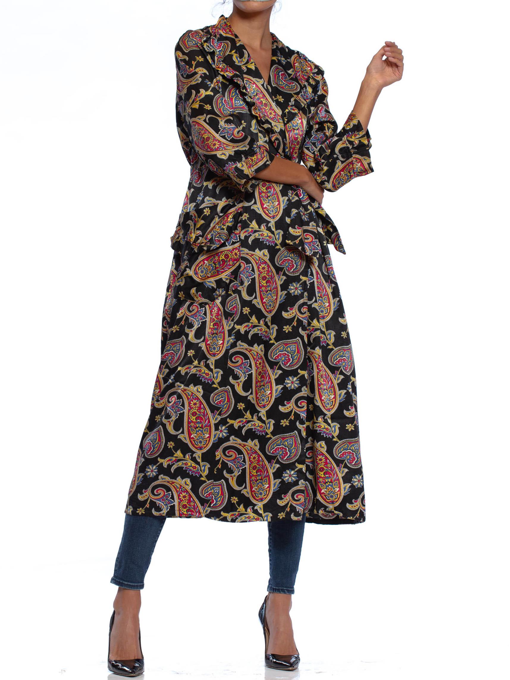 1940S Schwarz Paisley Baumwolle & Rayon Satin Faced Fleece Robe Damen im Angebot