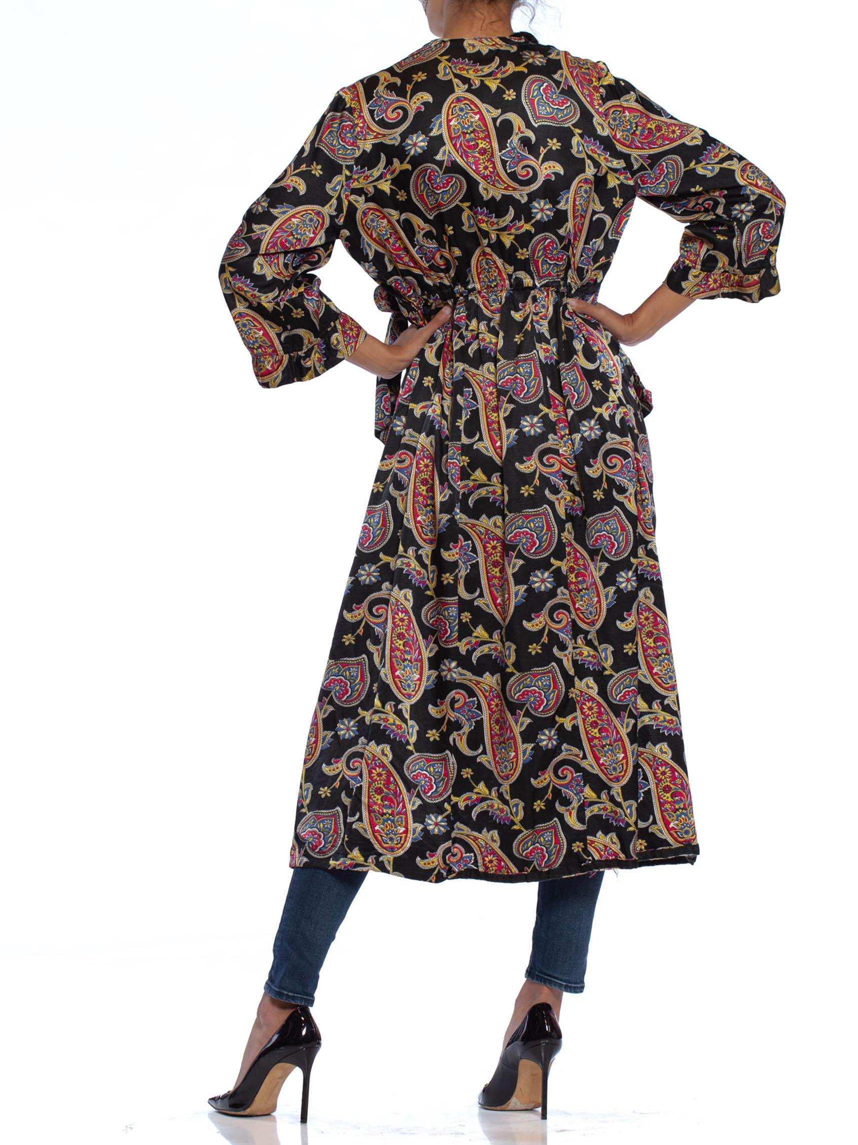 1940S Black Paisley Cotton & Rayon Satin Faced Fleece Robe In Excellent Condition For Sale In New York, NY