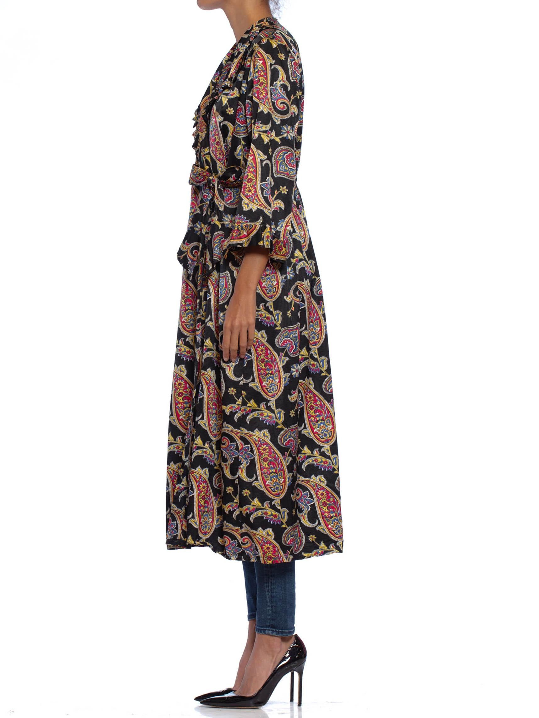 1940S Schwarz Paisley Baumwolle & Rayon Satin Faced Fleece Robe im Angebot 5