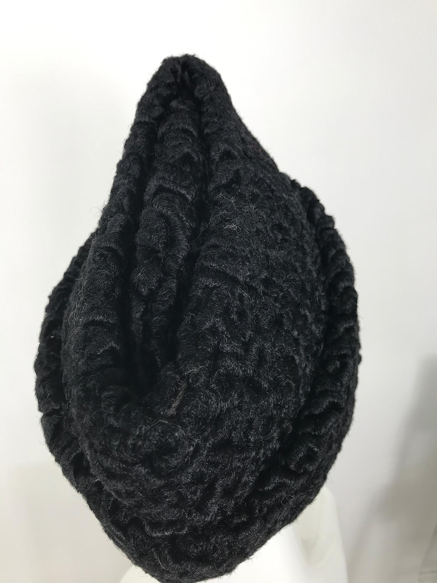 Chapeau angulaire et sac manchon vintage en agneau de Perse noirs, années 40 en vente 5