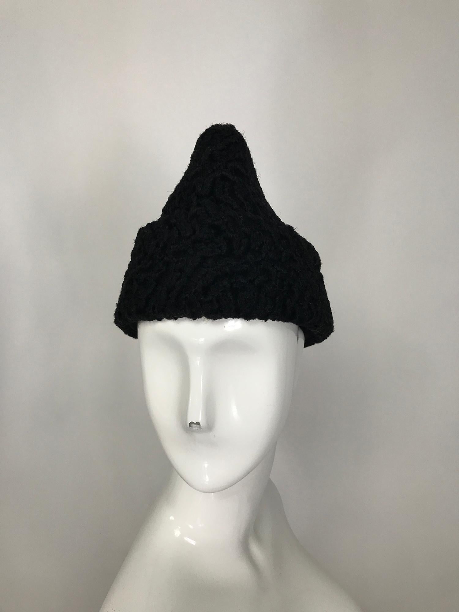 Chapeau angulaire et sac manchon vintage en agneau de Perse noirs, années 40 en vente 4