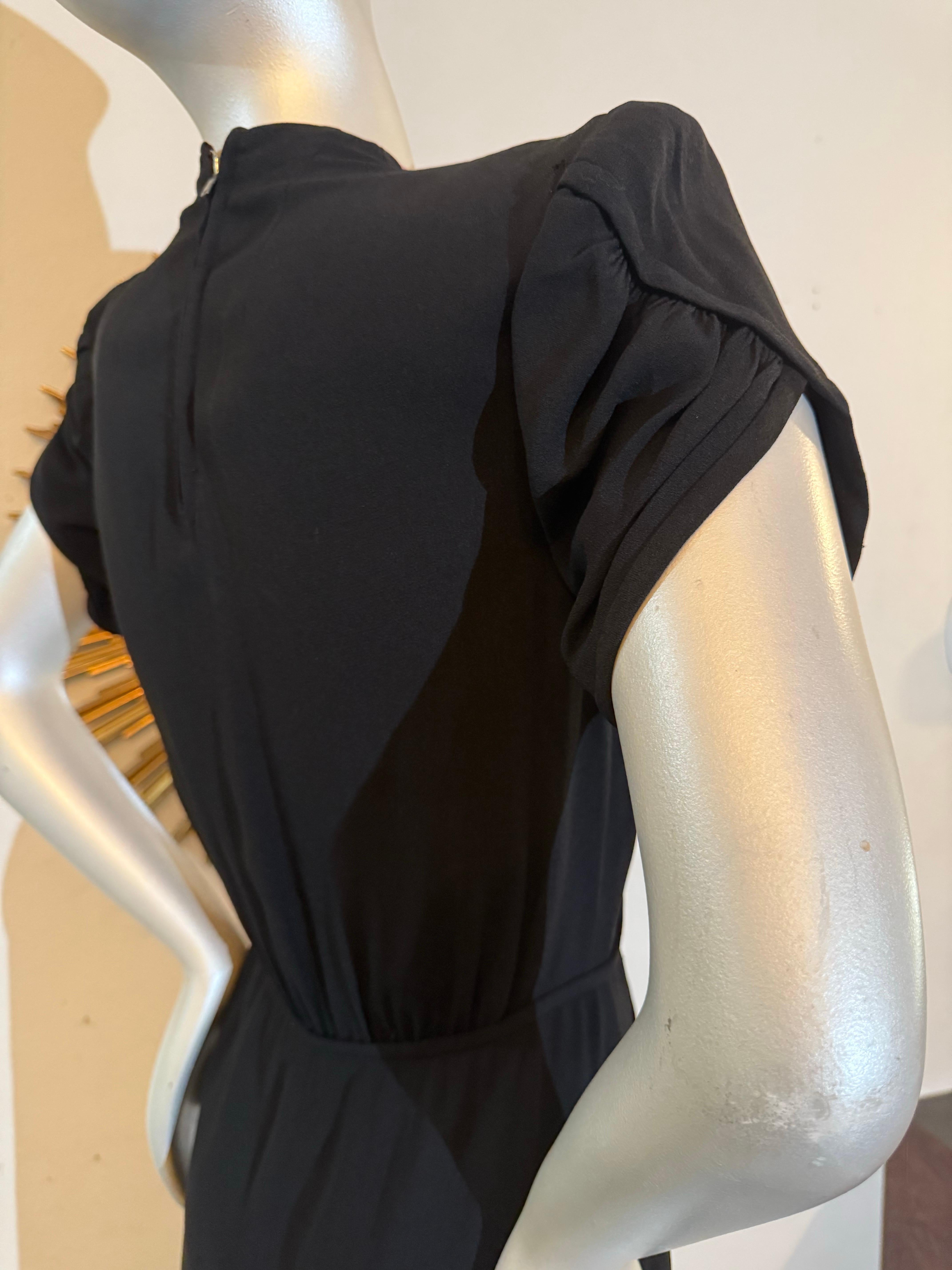 1940s  Robe de cocktail en crêpe de rayonne noir avec découpe en trou de serrure, nœud à la taille et bordure rose en vente 5