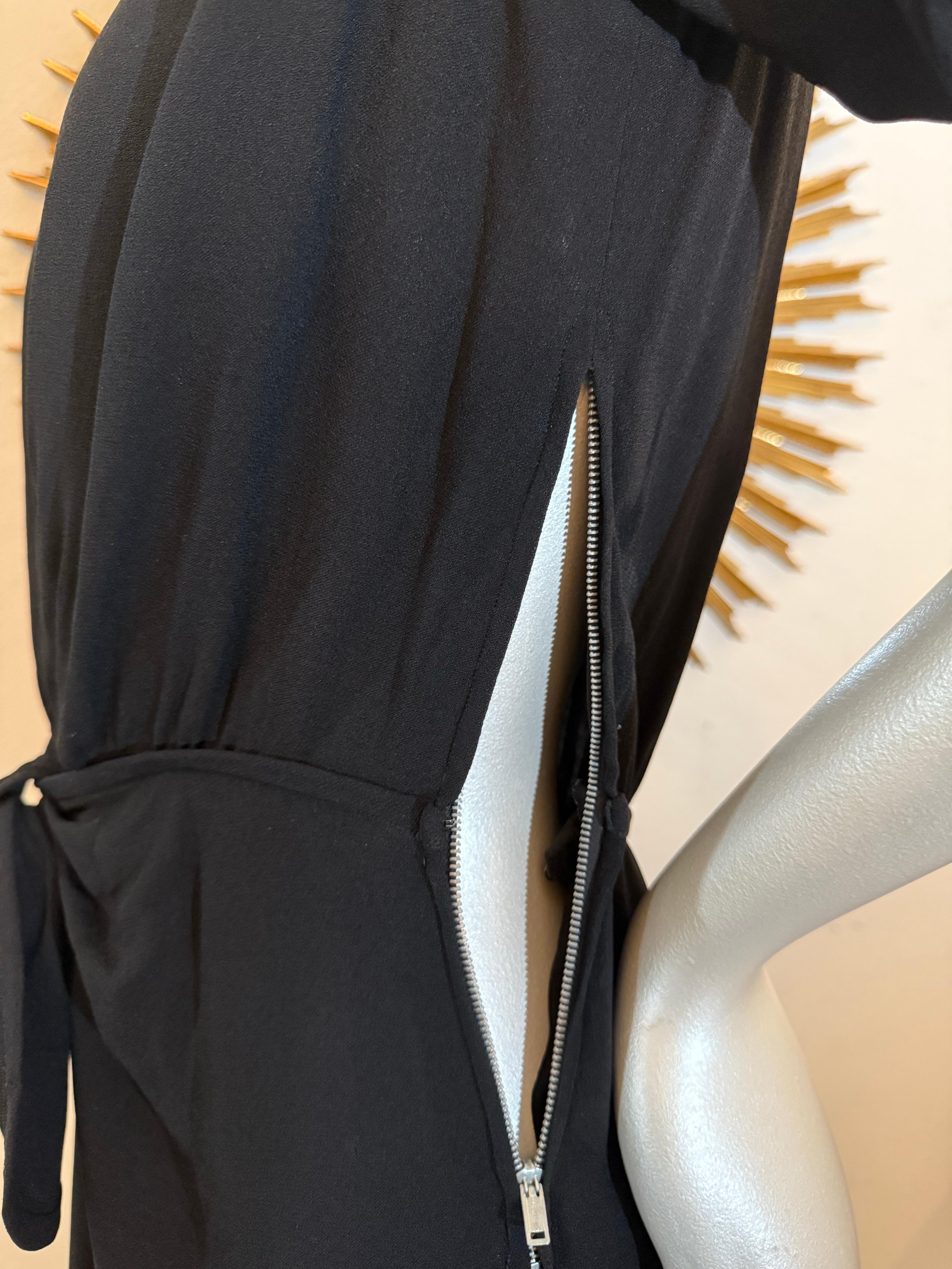 1940s  Robe de cocktail en crêpe de rayonne noir avec découpe en trou de serrure, nœud à la taille et bordure rose en vente 8