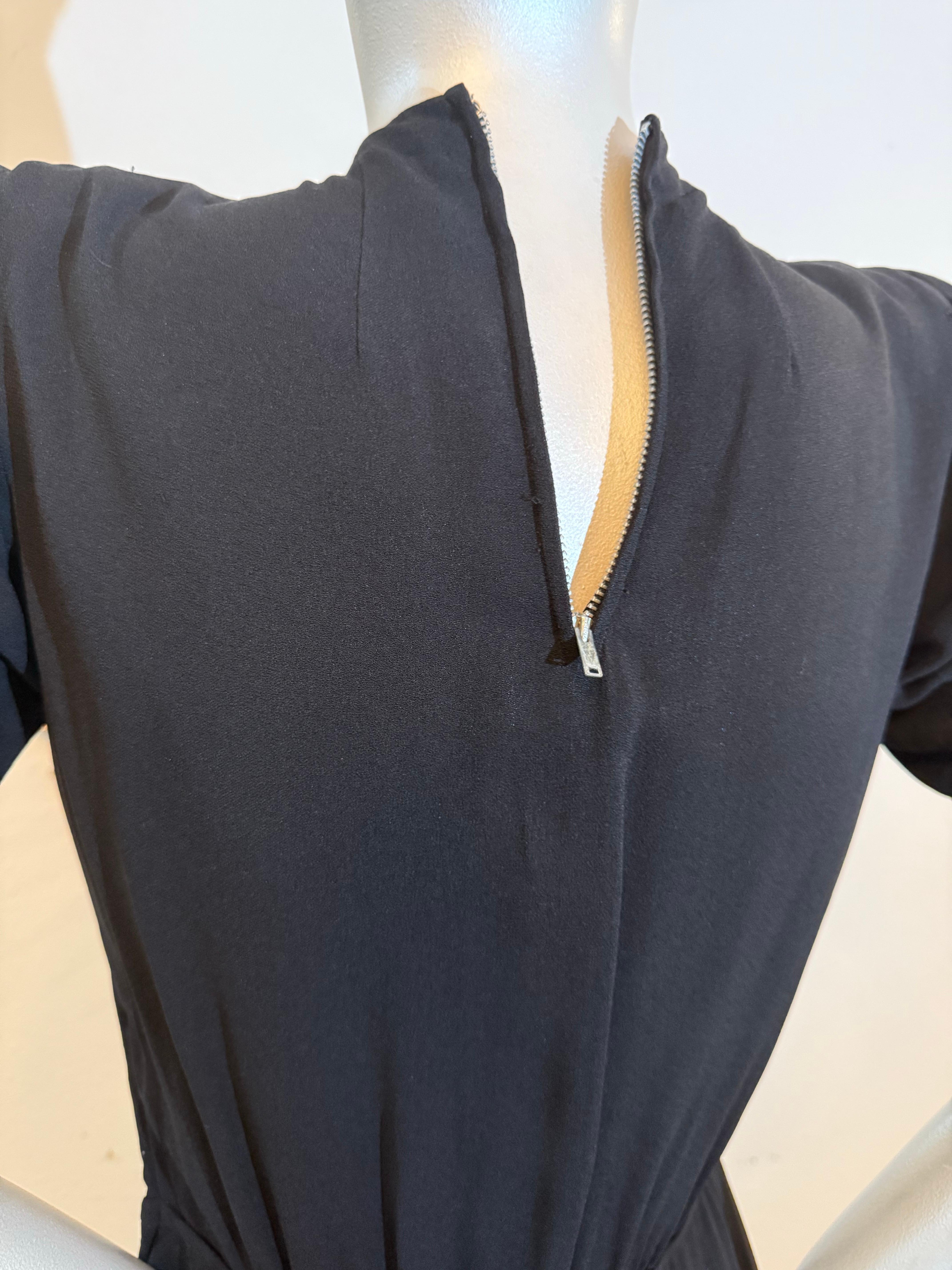 1940s  Robe de cocktail en crêpe de rayonne noir avec découpe en trou de serrure, nœud à la taille et bordure rose en vente 9