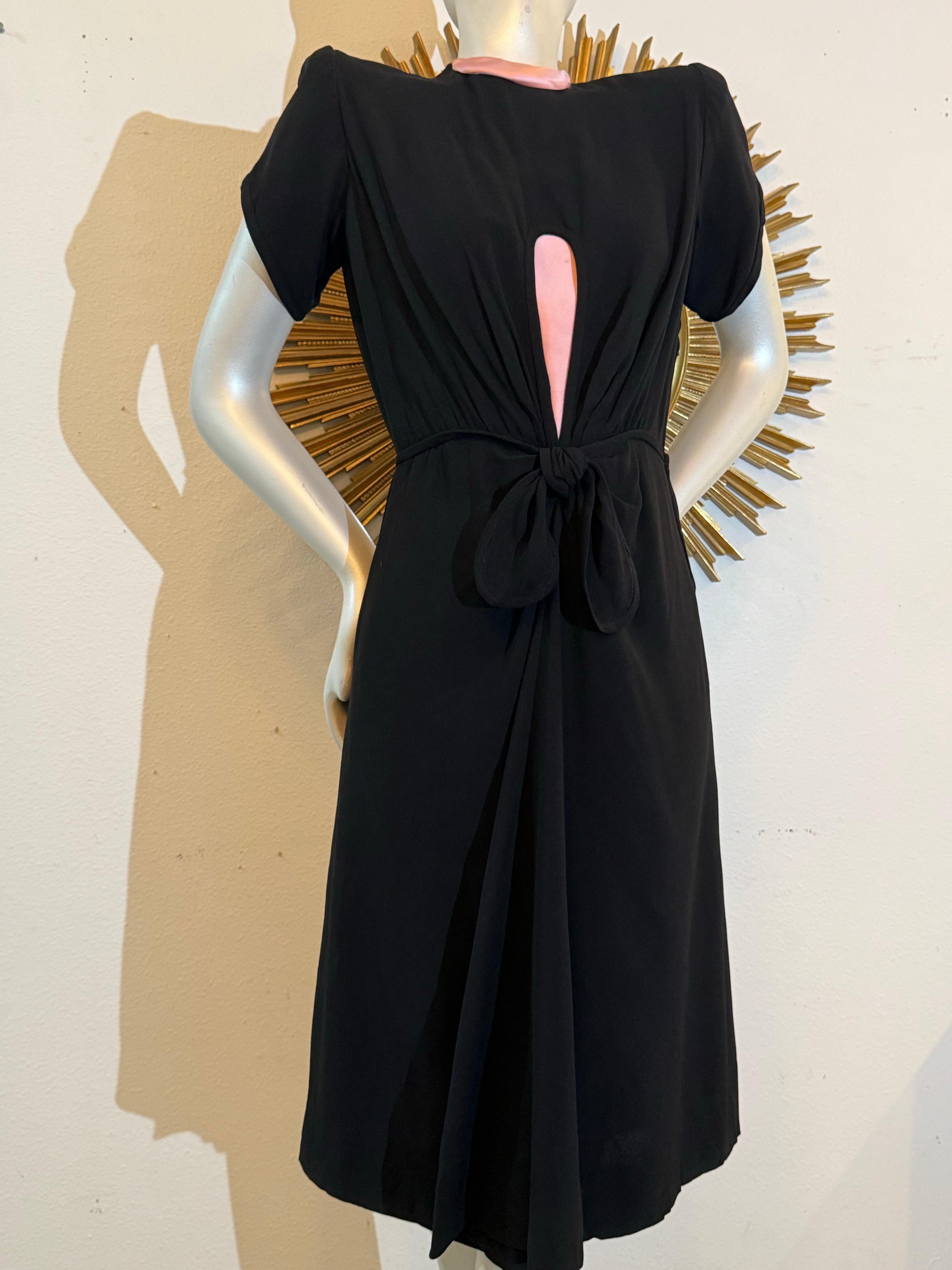 1940s  Robe de cocktail en crêpe de rayonne noir avec découpe en trou de serrure, lien à la taille et bordure rose :  Bellard - Exclusivement chez Lipman, Wolfe & Company. Célébration de la féminité et du charme après la Seconde Guerre mondiale,
