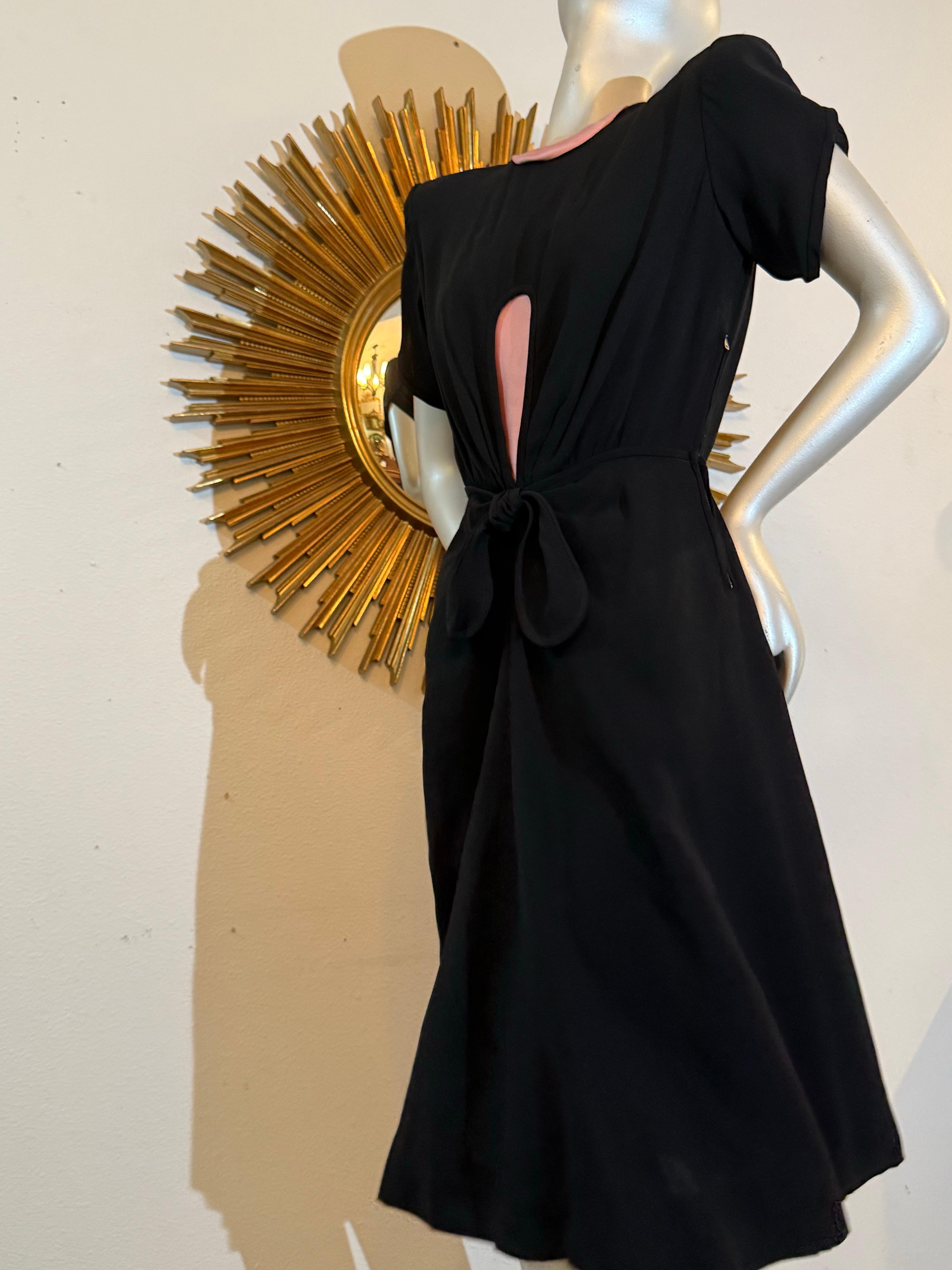 Noir 1940s  Robe de cocktail en crêpe de rayonne noir avec découpe en trou de serrure, nœud à la taille et bordure rose en vente