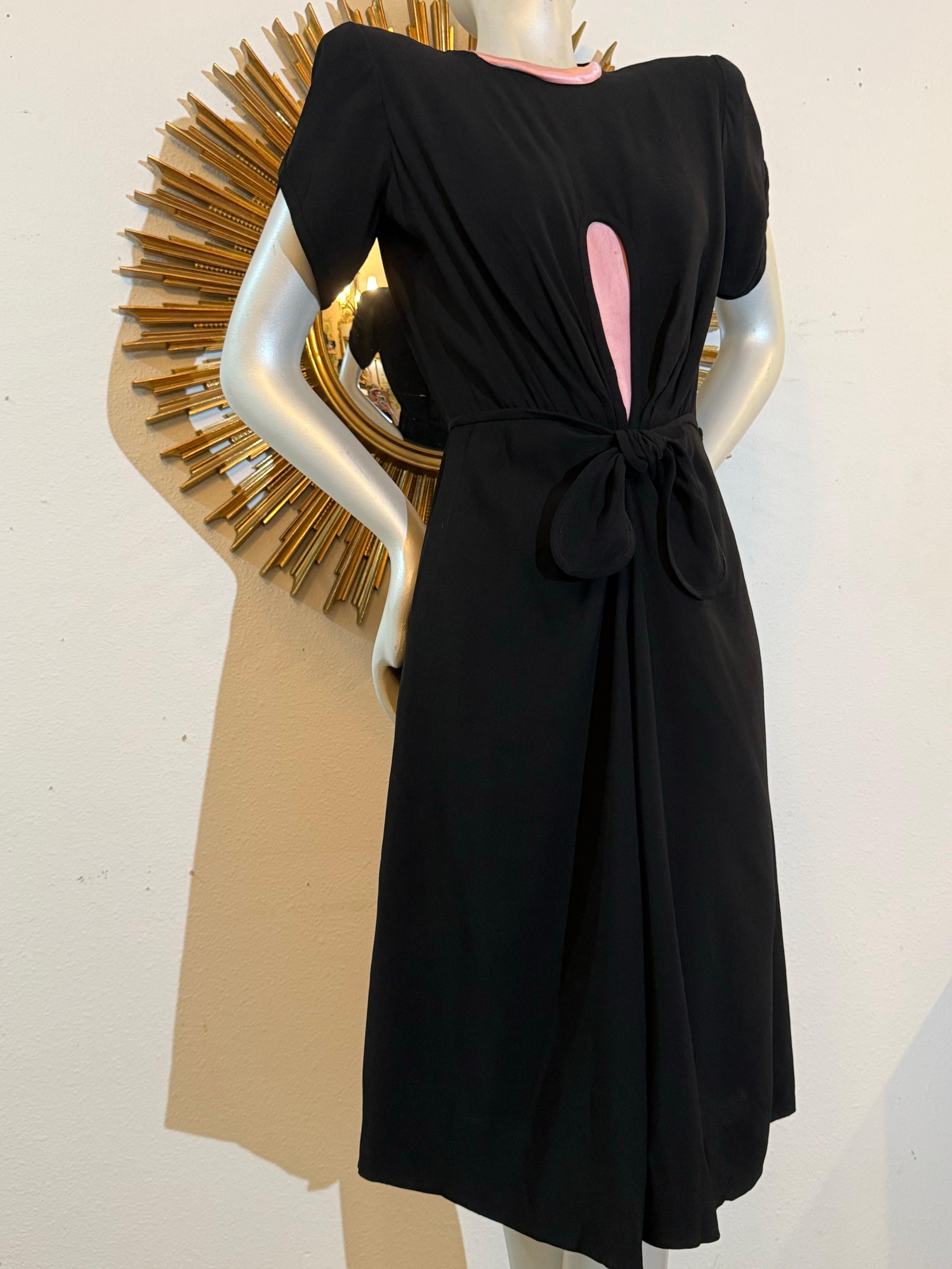 1940s  Robe de cocktail en crêpe de rayonne noir avec découpe en trou de serrure, nœud à la taille et bordure rose Excellent état - En vente à Gresham, OR