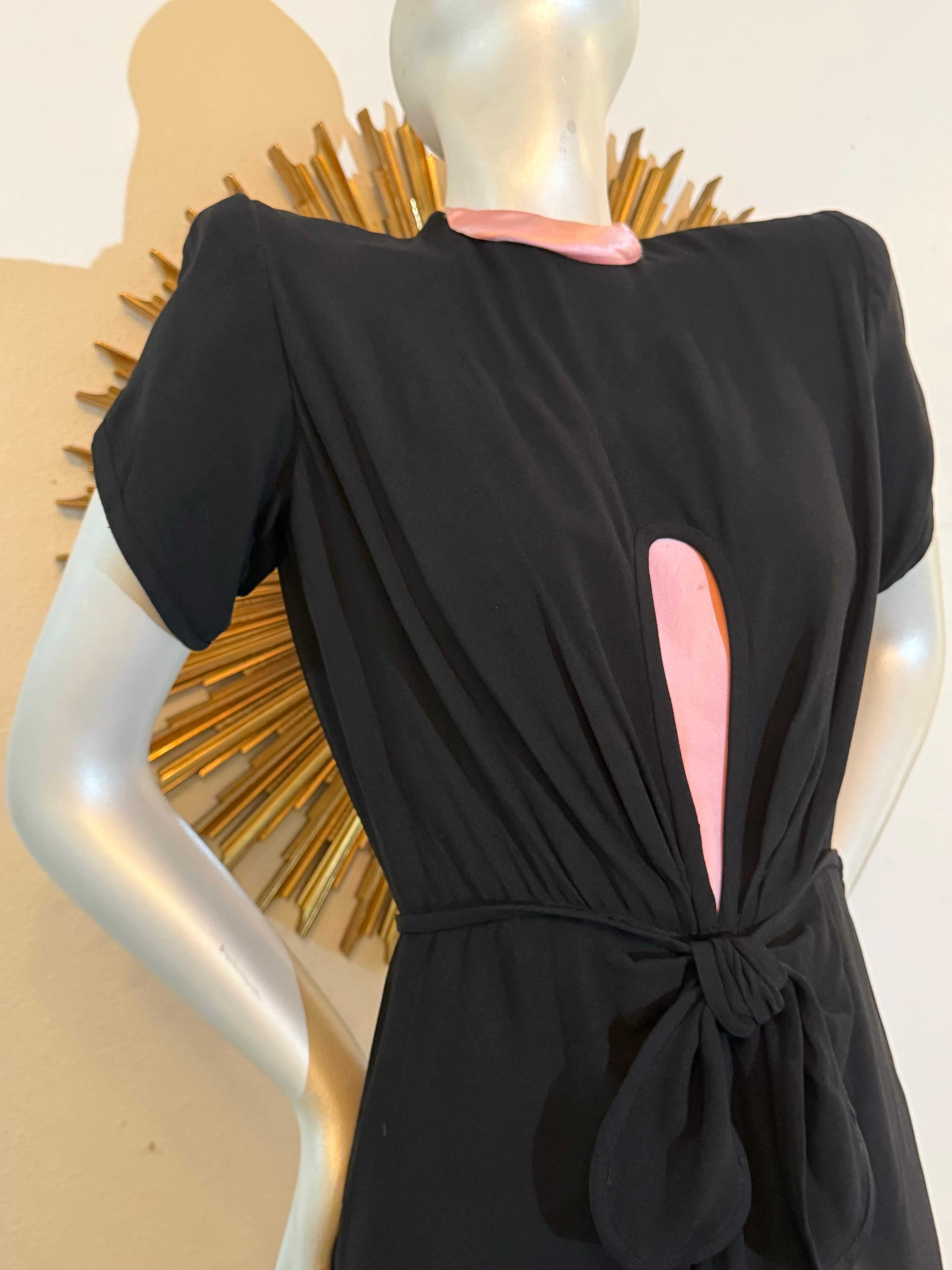 1940s  Robe de cocktail en crêpe de rayonne noir avec découpe en trou de serrure, nœud à la taille et bordure rose Pour femmes en vente