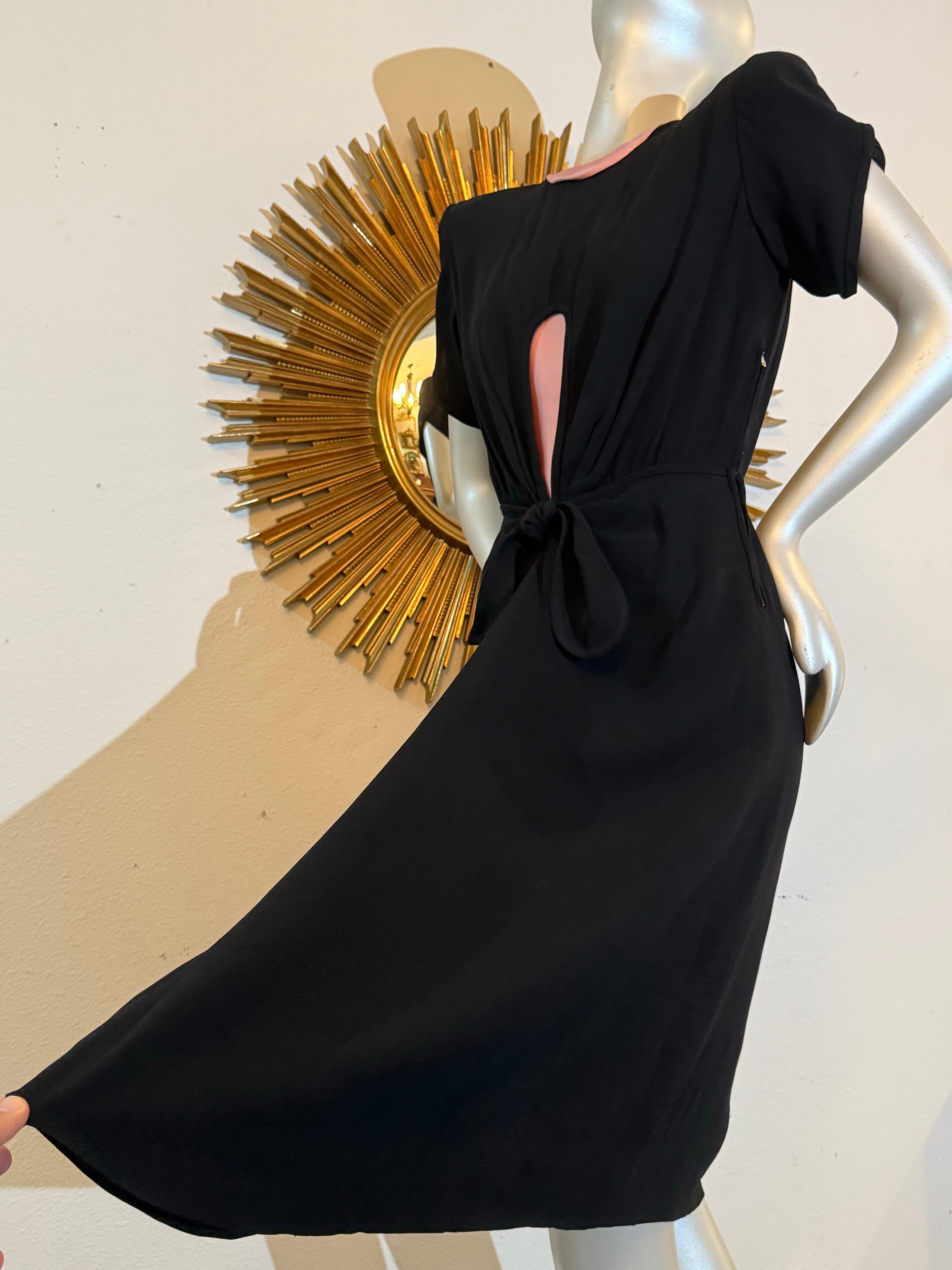 1940s  Robe de cocktail en crêpe de rayonne noir avec découpe en trou de serrure, nœud à la taille et bordure rose en vente 1