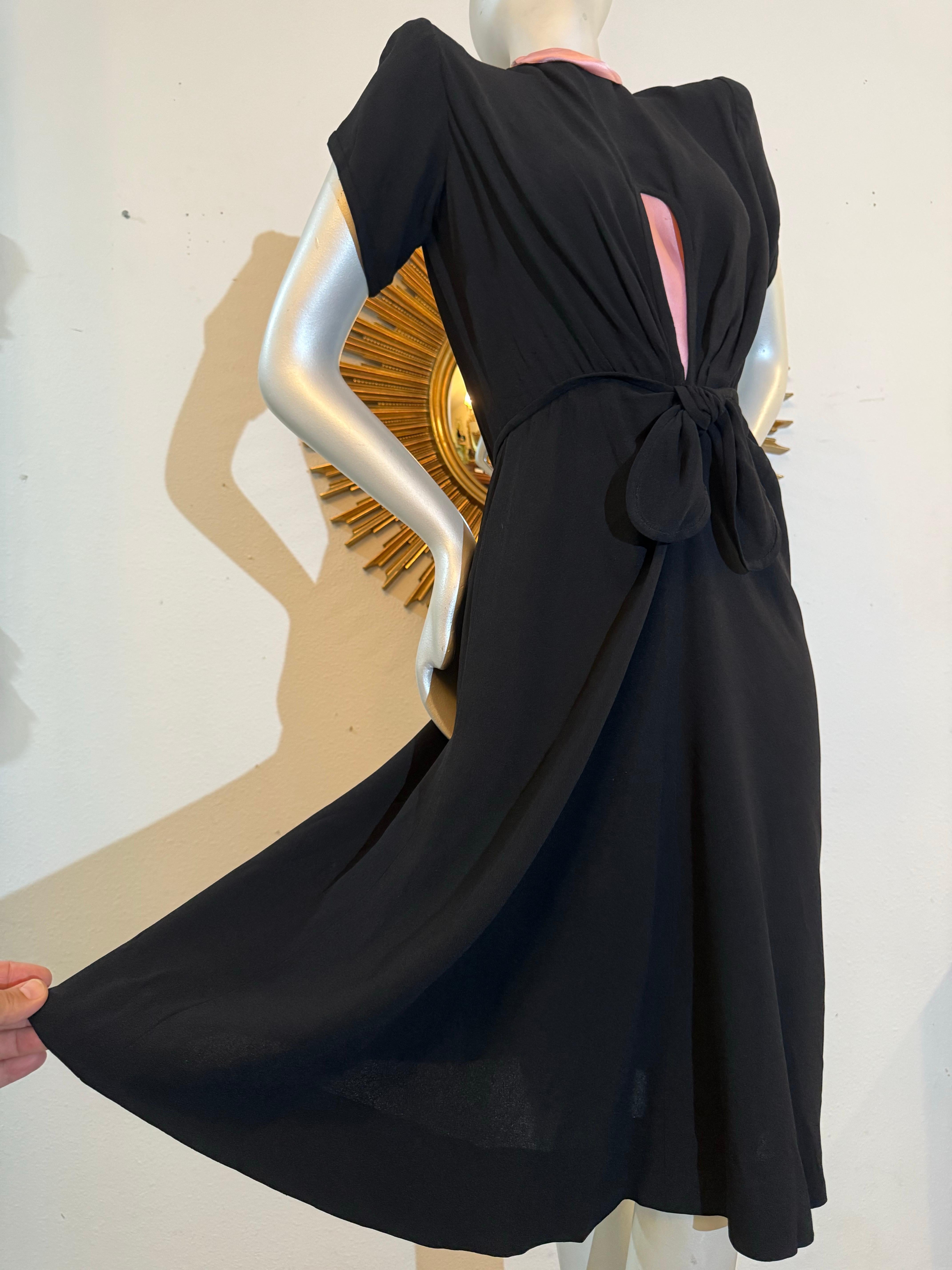 1940s  Robe de cocktail en crêpe de rayonne noir avec découpe en trou de serrure, nœud à la taille et bordure rose en vente 2