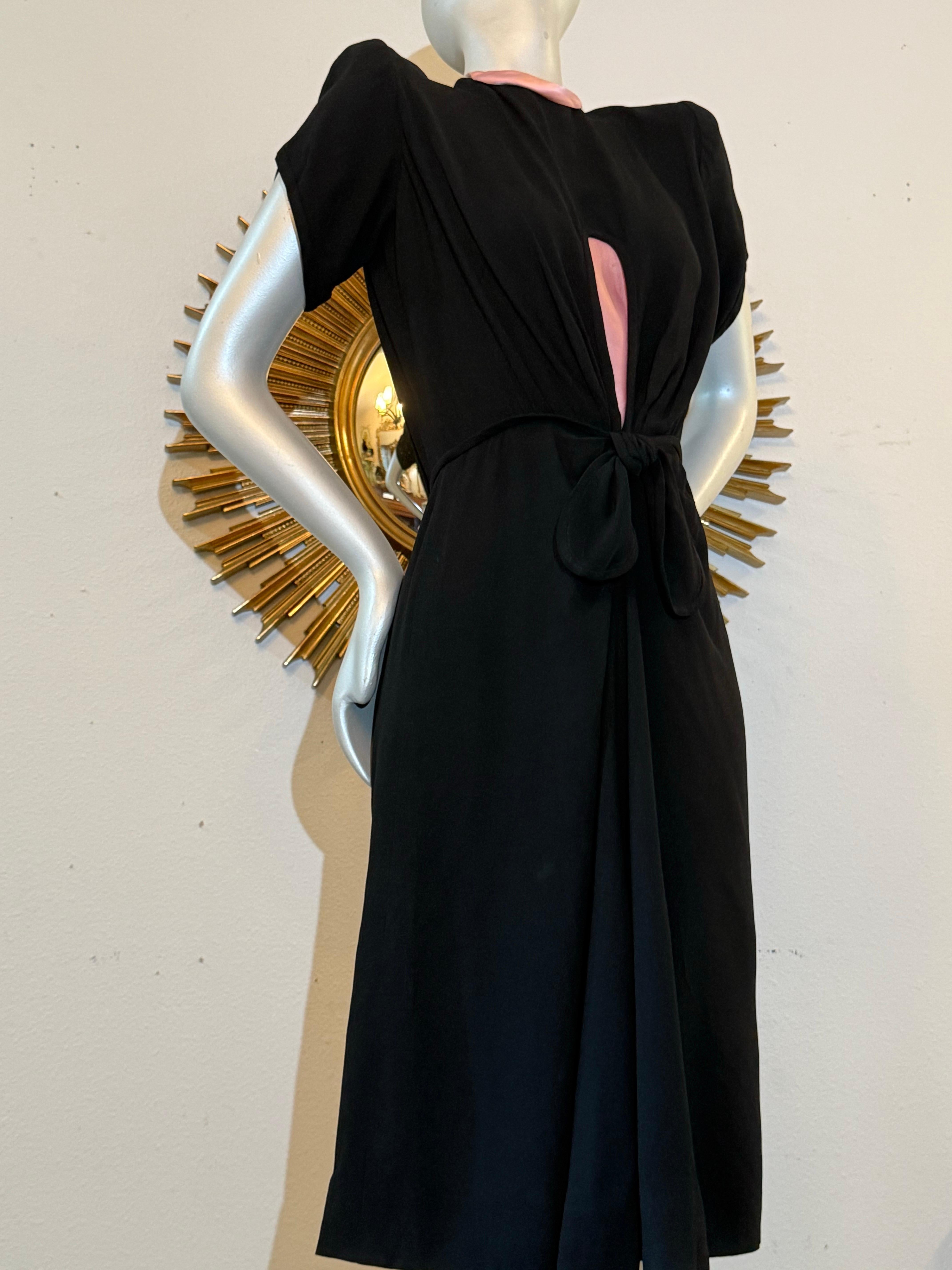 1940s  Robe de cocktail en crêpe de rayonne noir avec découpe en trou de serrure, nœud à la taille et bordure rose en vente 3