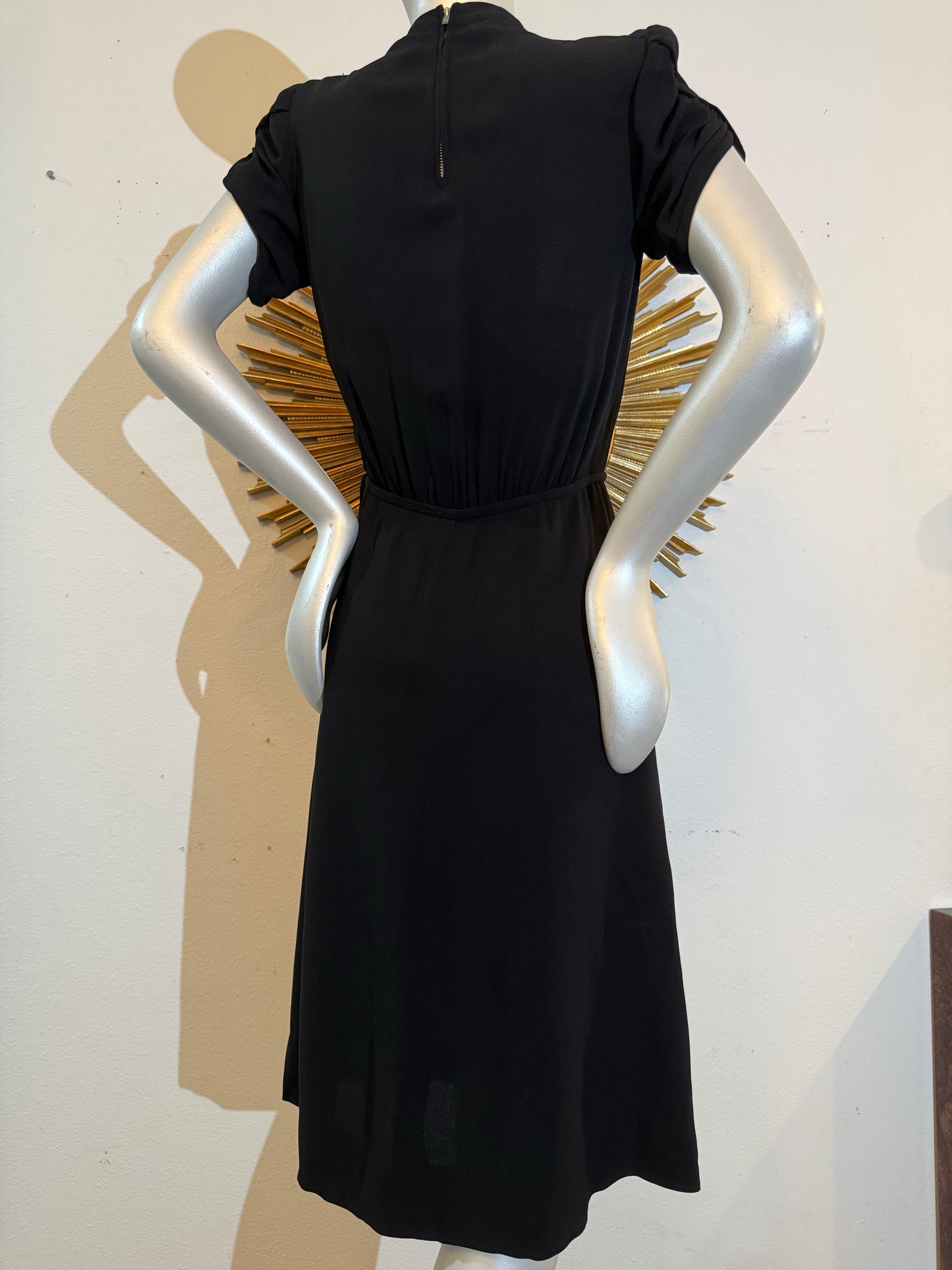 1940s  Robe de cocktail en crêpe de rayonne noir avec découpe en trou de serrure, nœud à la taille et bordure rose en vente 4