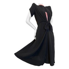 1940s  Schwarzes Seidenkrepp-Cocktailkleid mit Schlüssellochausschnitt, Taillenbinde und rosafarbener Zierleiste