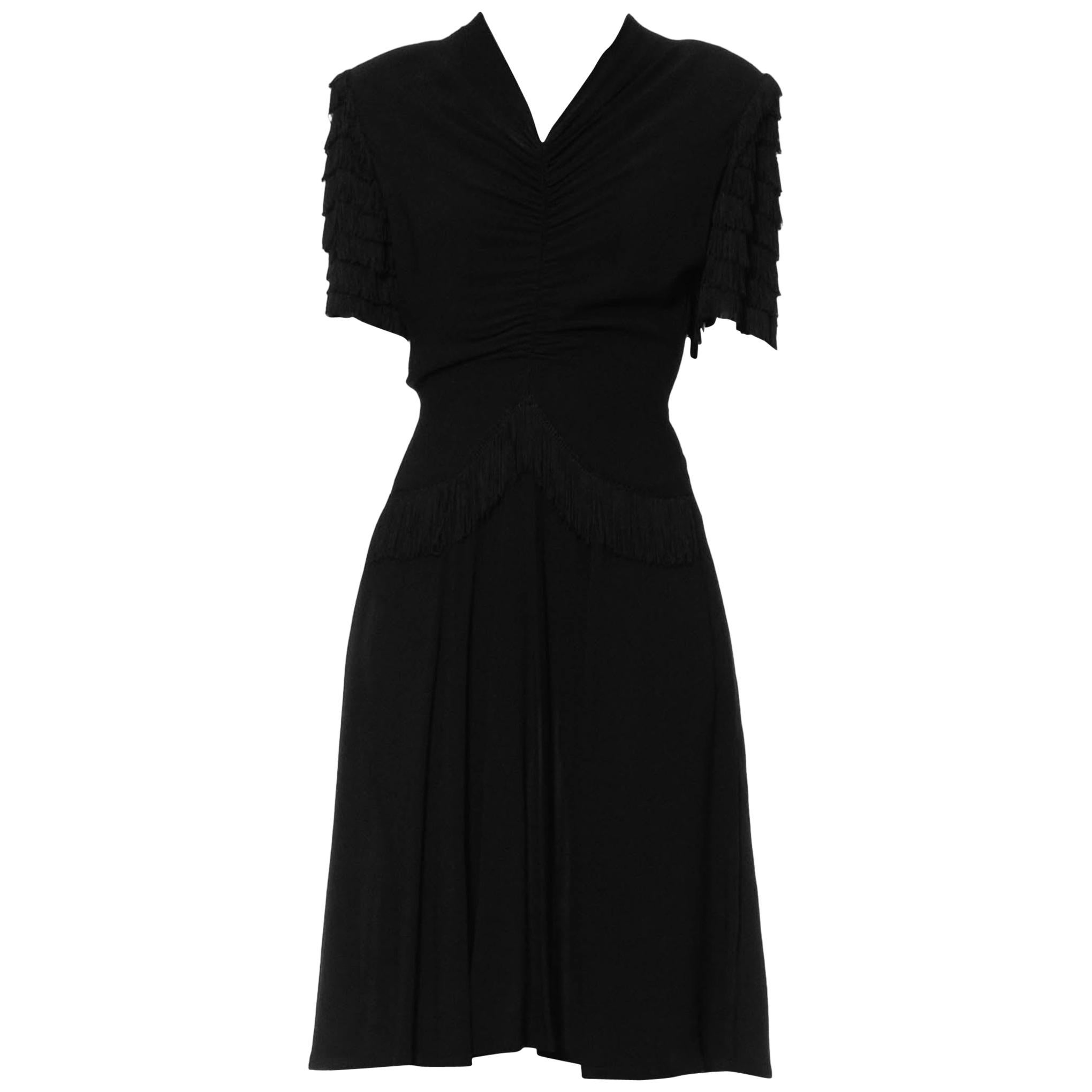 1940S Schwarz Rayon Krepp geraffte Front Kleid mit Fransen Ärmeln