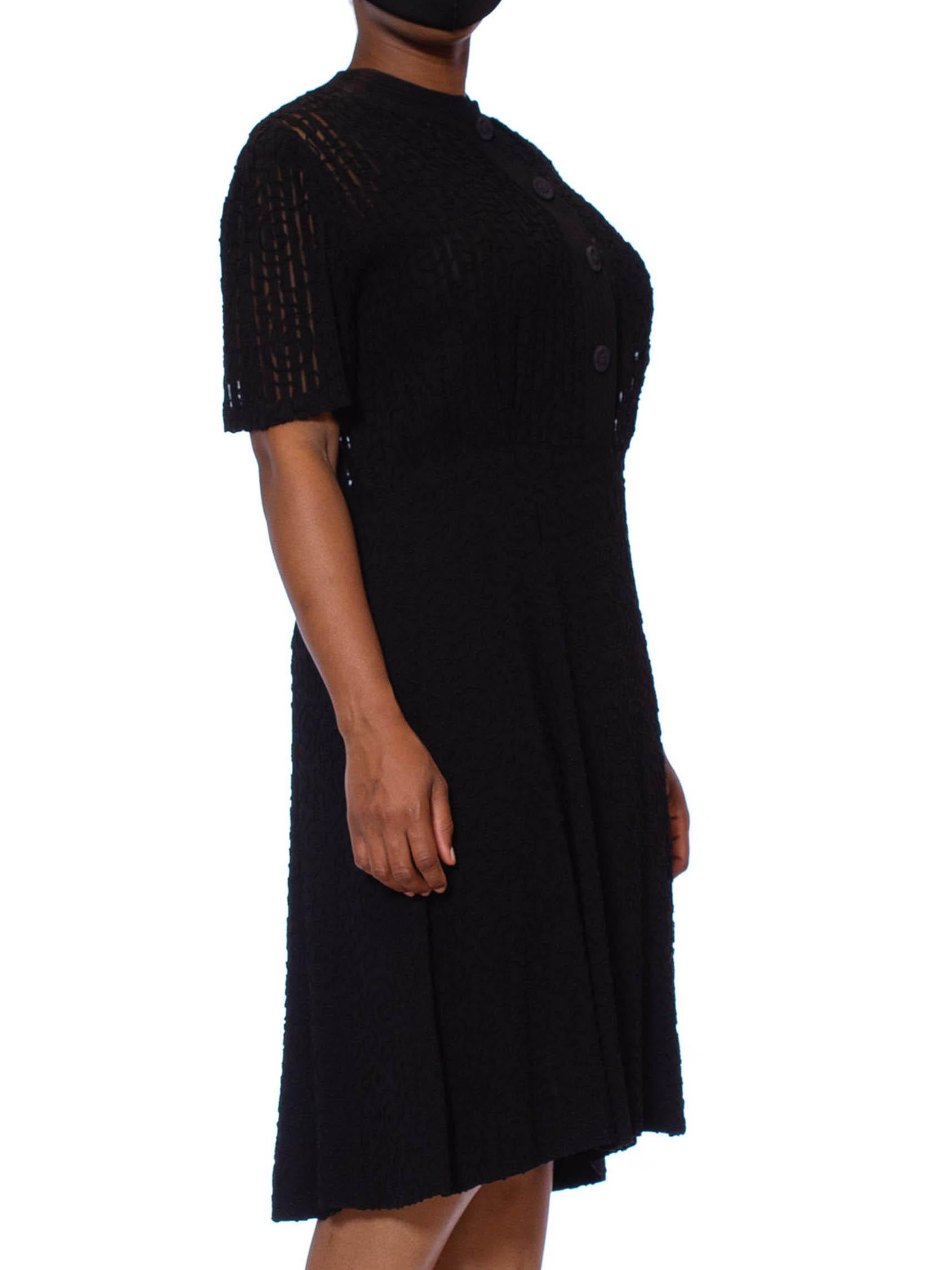 Schwarzes Rayon-Crêpe-Kleid aus den 1940er Jahren mit Streifen und Allover-Seil-Stickerei im Zustand „Hervorragend“ im Angebot in New York, NY