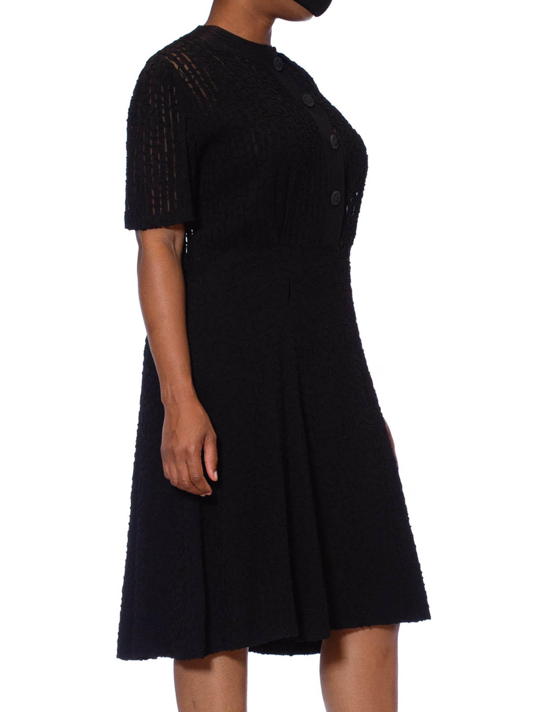 Schwarzes Rayon-Crêpe-Kleid aus den 1940er Jahren mit Streifen und Allover-Seil-Stickerei Damen im Angebot