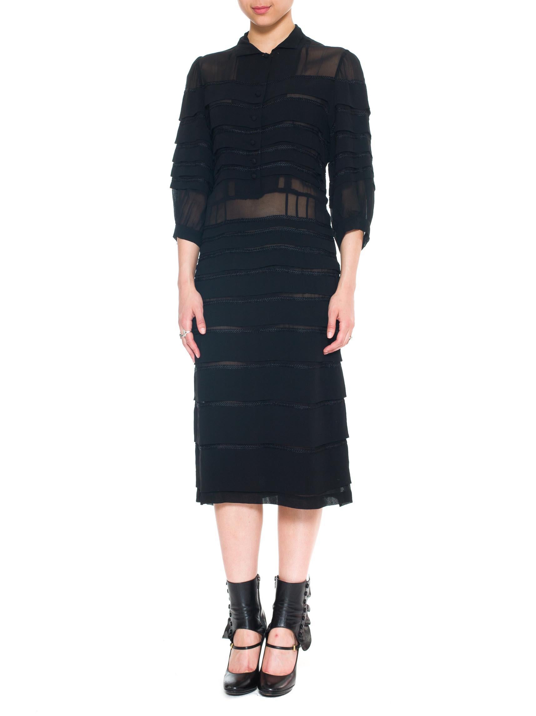 1940er Schwarzes durchsichtiges Rayon Chiffon plissiertes Kleid  im Zustand „Hervorragend“ im Angebot in New York, NY