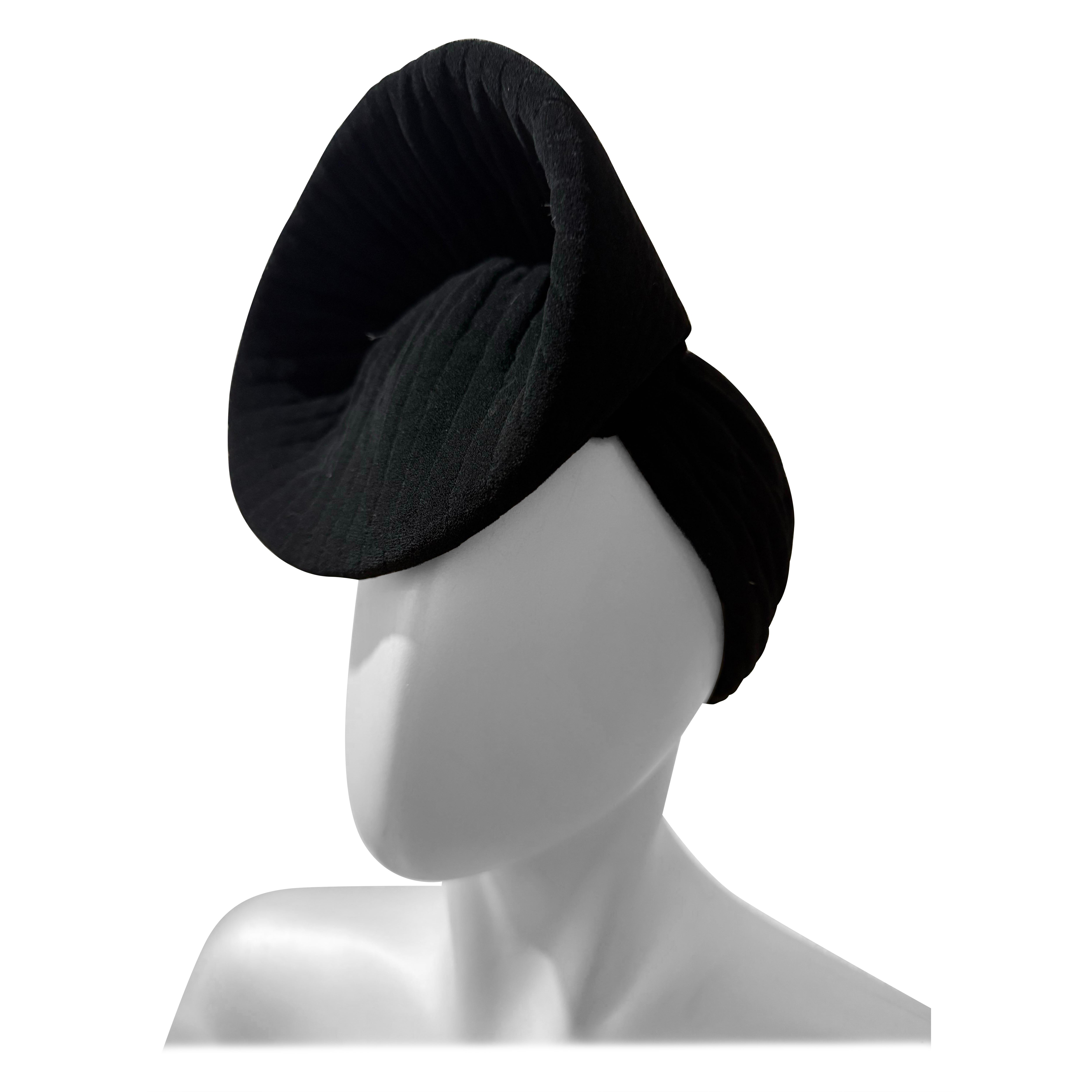 Cappello a forma di "imbuto" in jersey di seta nero degli anni '40 con fascia in jersey in vendita