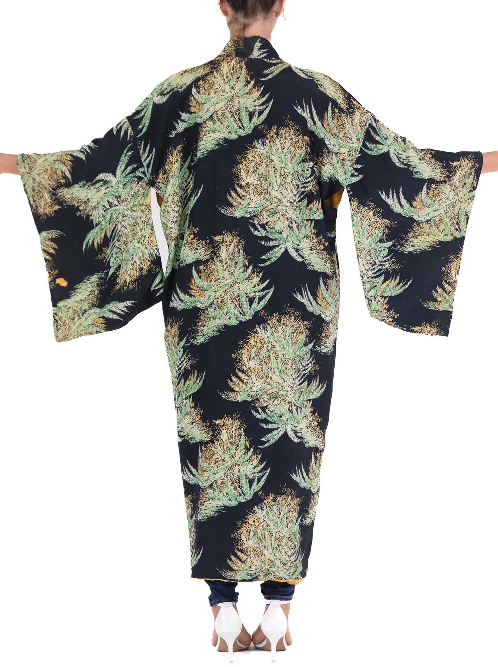 Kimono con stampa tropicale in seta e rayon nero degli anni '40 In condizioni ottime in vendita a New York, NY