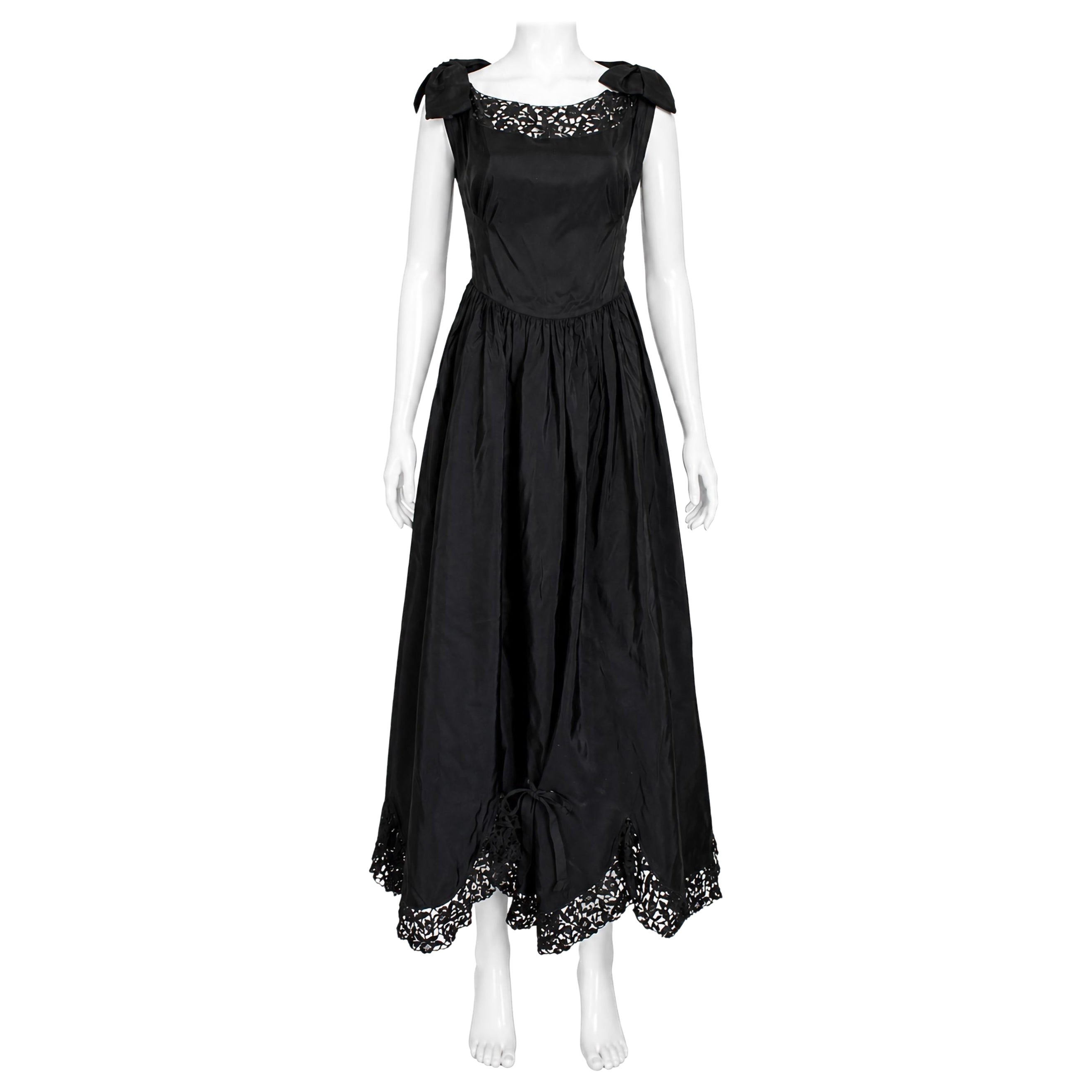Robe de soirée en taffetas noir des années 1940 avec ourlet en dentelle festonnée par Irving