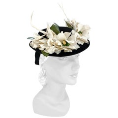 Chapeau de jouet noir des années 1940 avec fleurs et oiseaux à plumes