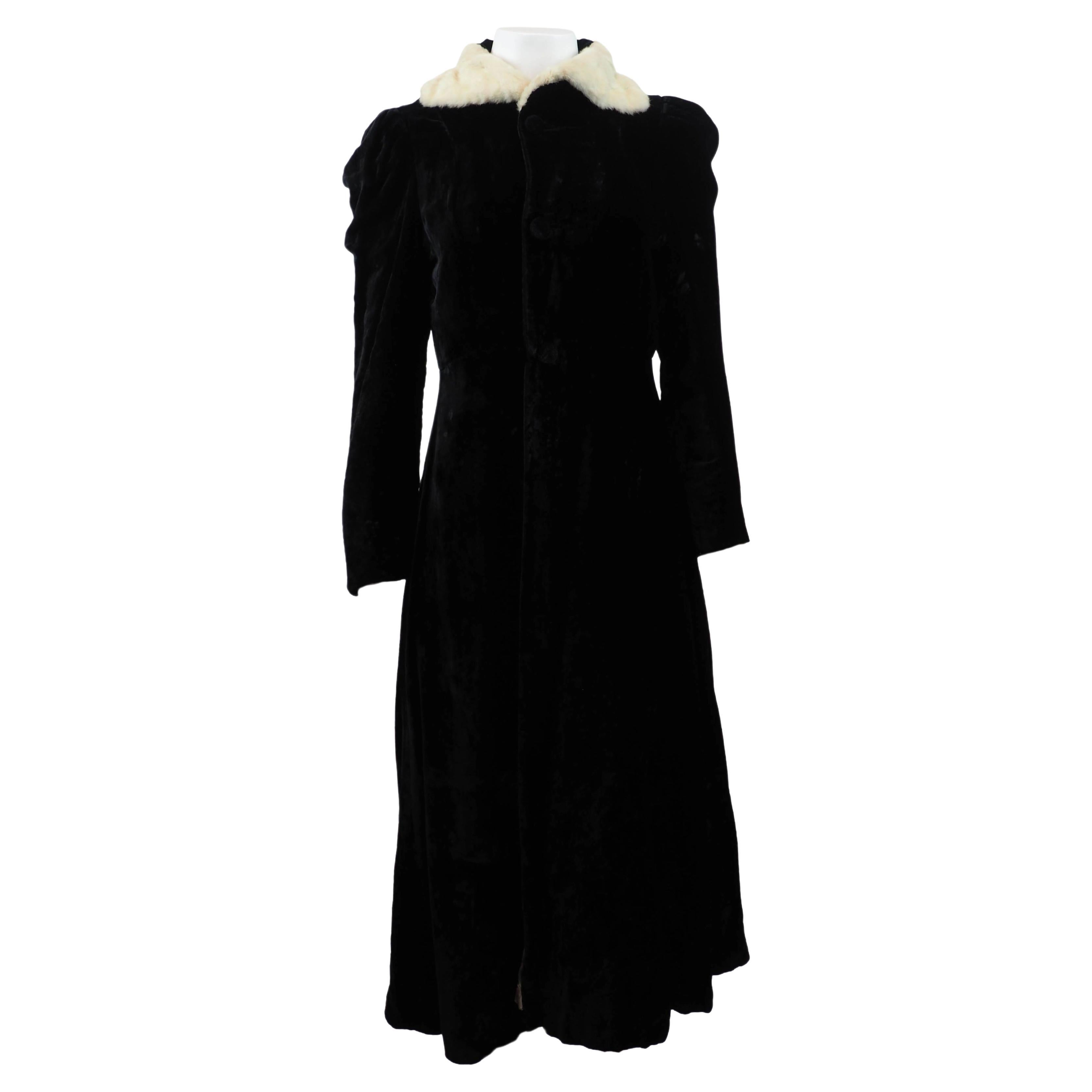 Cappotto in velluto nero con colletto di pelliccia bianca degli anni 
40 in vendita