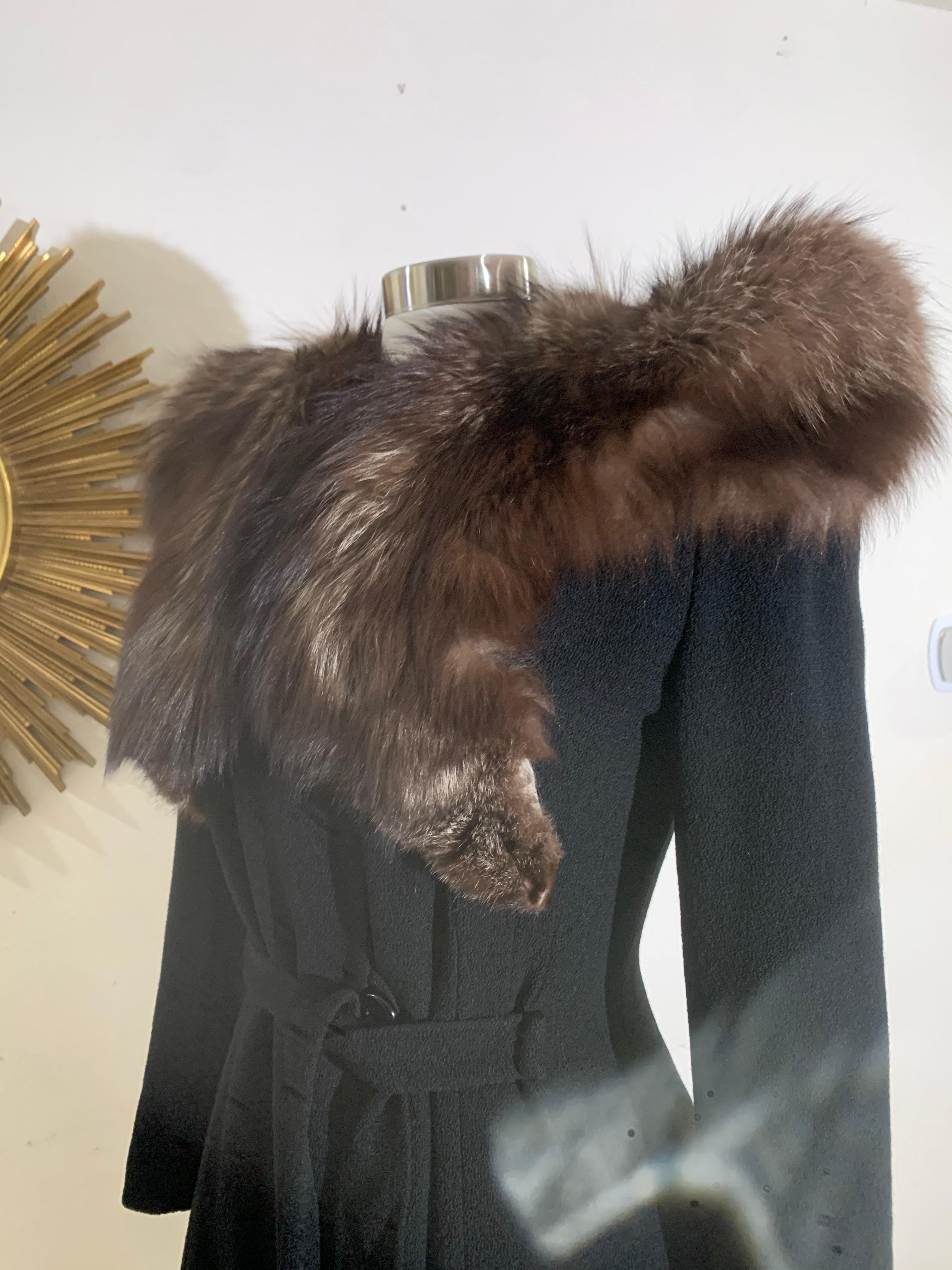 Cappotto da star hollywoodiana in lana nera degli anni '40 con insolito colletto e cintura in volpe in vendita 5