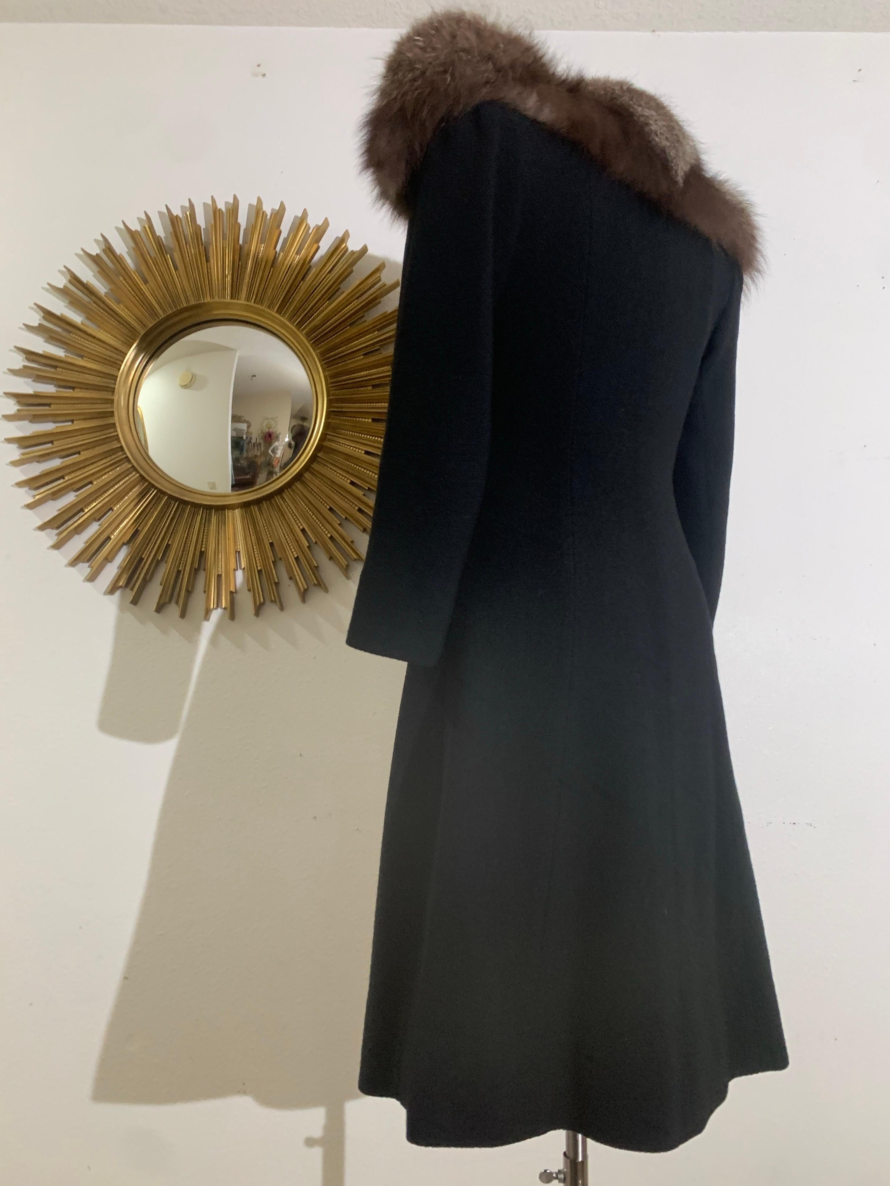 Cappotto da star hollywoodiana in lana nera degli anni '40 con insolito colletto e cintura in volpe in vendita 6