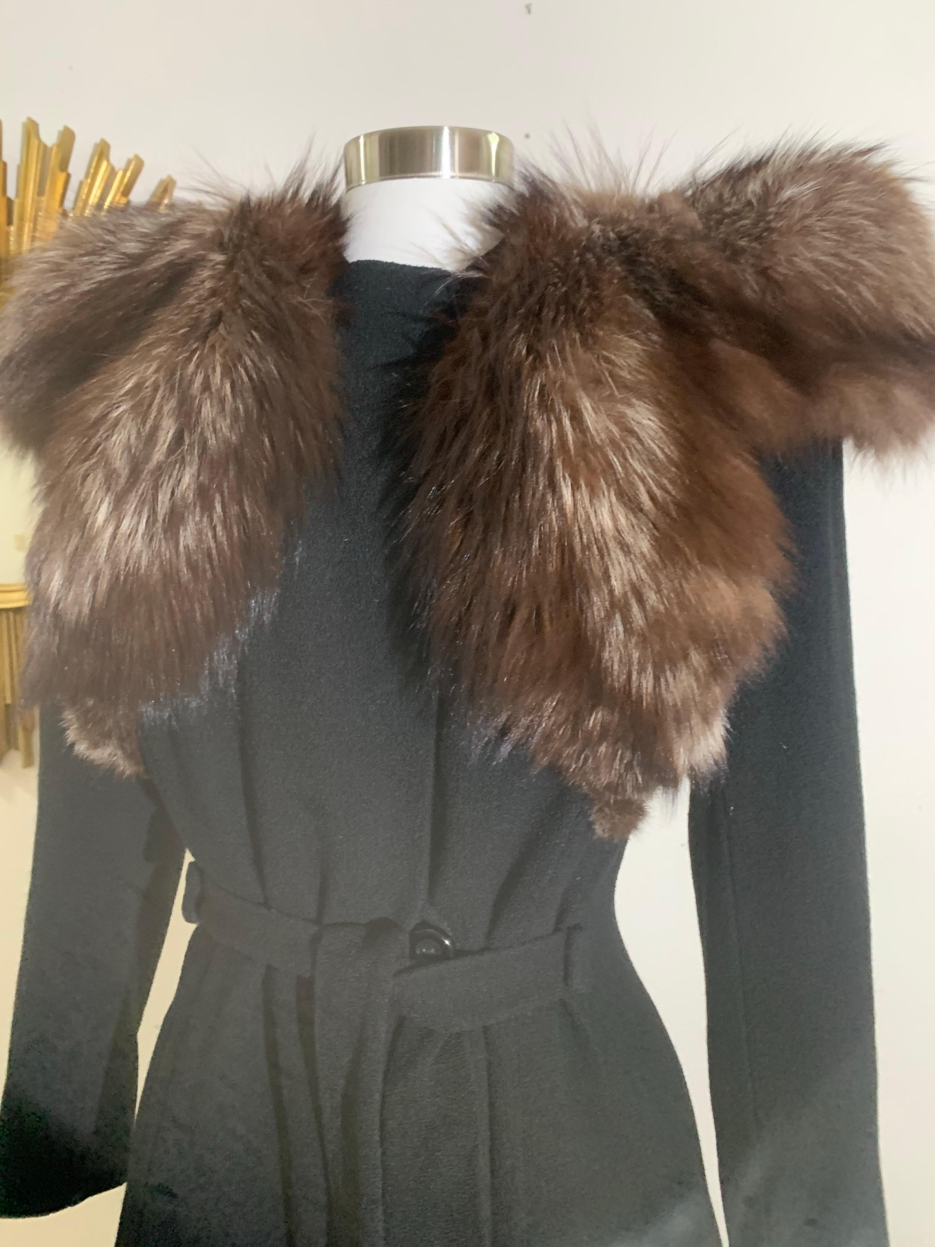 Cappotto da star hollywoodiana in lana nera degli anni '40 con insolito colletto e cintura in volpe in vendita 7